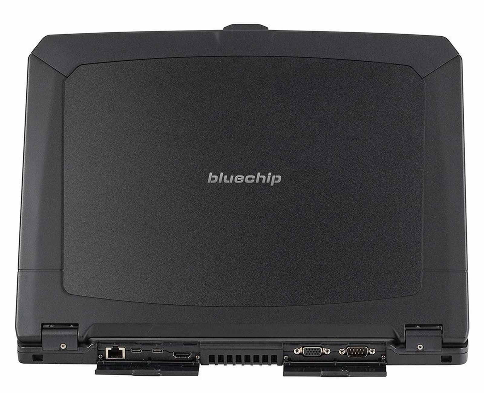 Czarny laptop z napisem 'bluechip' na tylnej stronie i widocznymi różnymi portami.