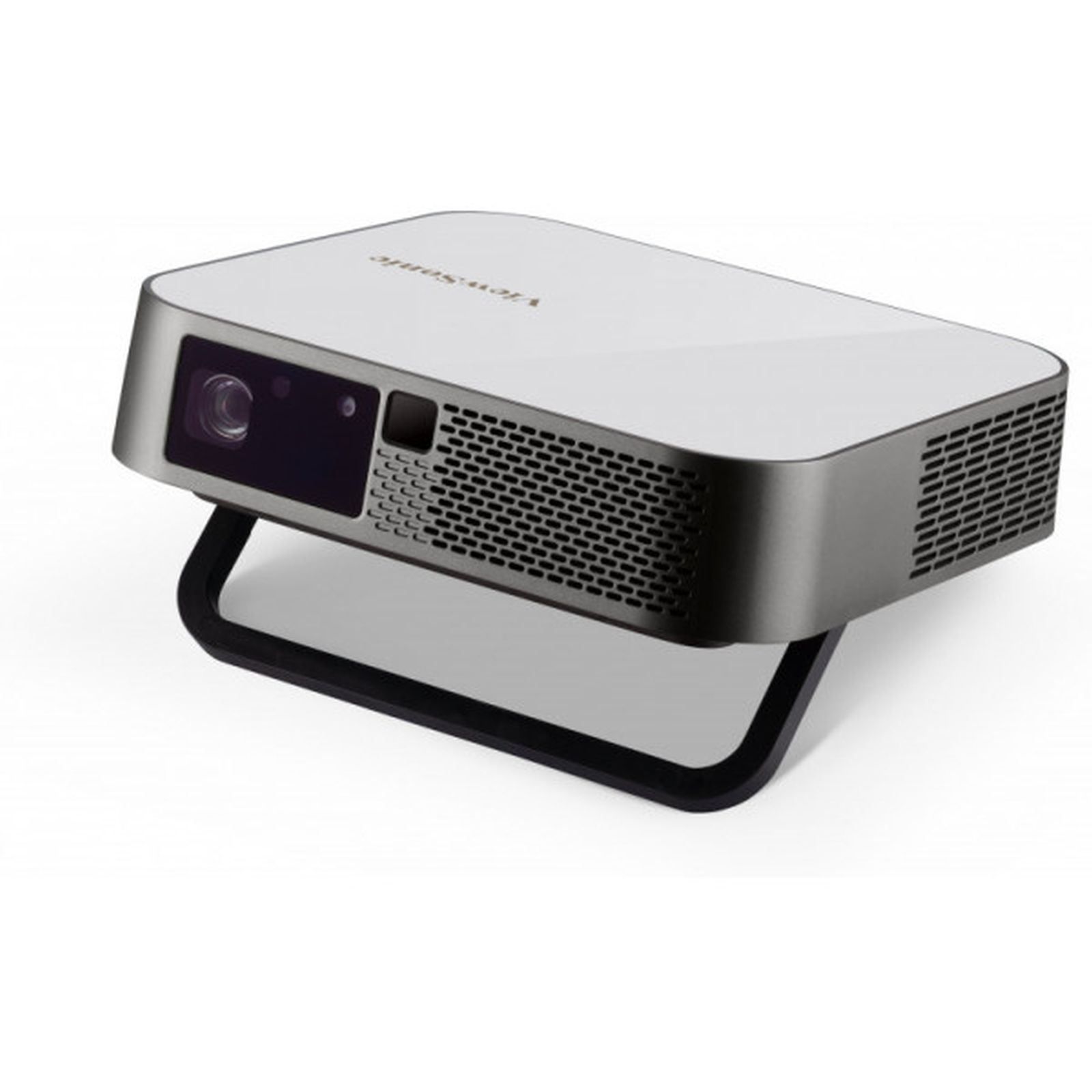 Un proyector blanco y plateado. Tiene un asa negra. La parte delantera tiene una lente y una rejilla de ventilación.