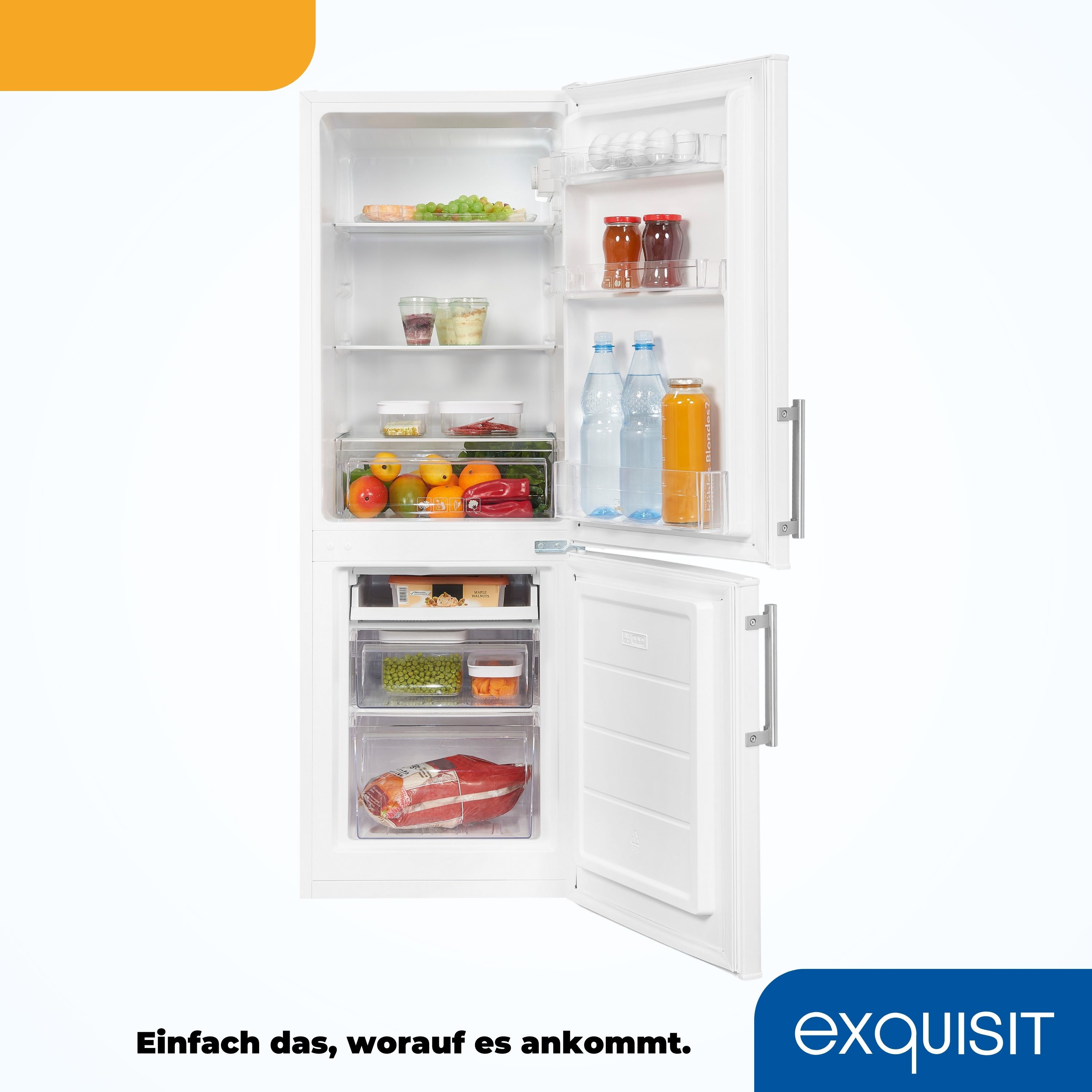 Ein weißer Kühlschrank mit geöffneten Türen, der Regale mit Lebensmitteln, Getränken und Gefrierfächer mit Tiefkühlprodukten zeigt.
