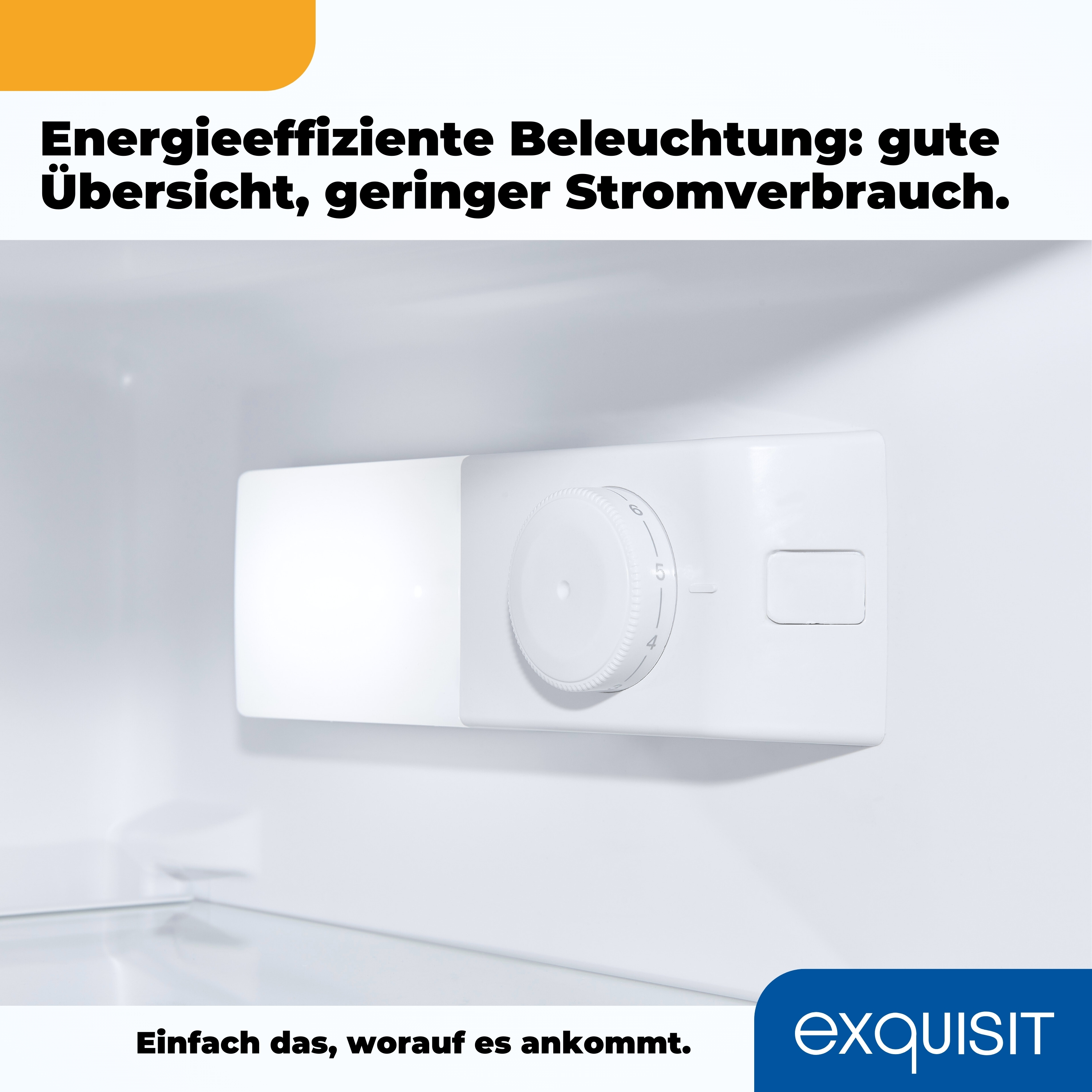 Inneres eines Kühlschranks mit weißem Bedienfeld und Drehknopf. Weißer Hintergrund. Text auf Deutsch.