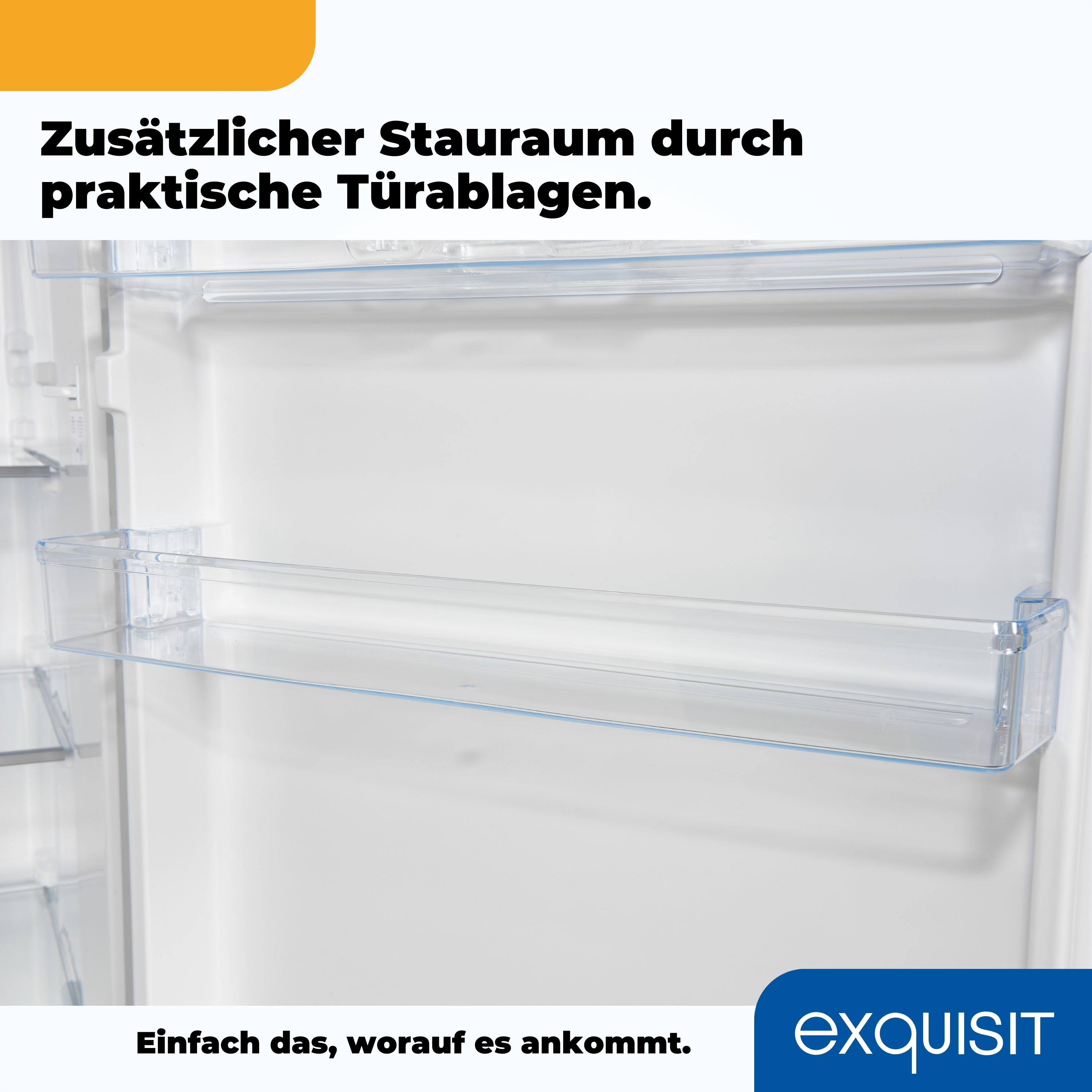 Innenraum eines weißen Kühlschranks mit transparenten Türablagen. Text: Zusätzlicher Stauraum durch praktische Türablagen.