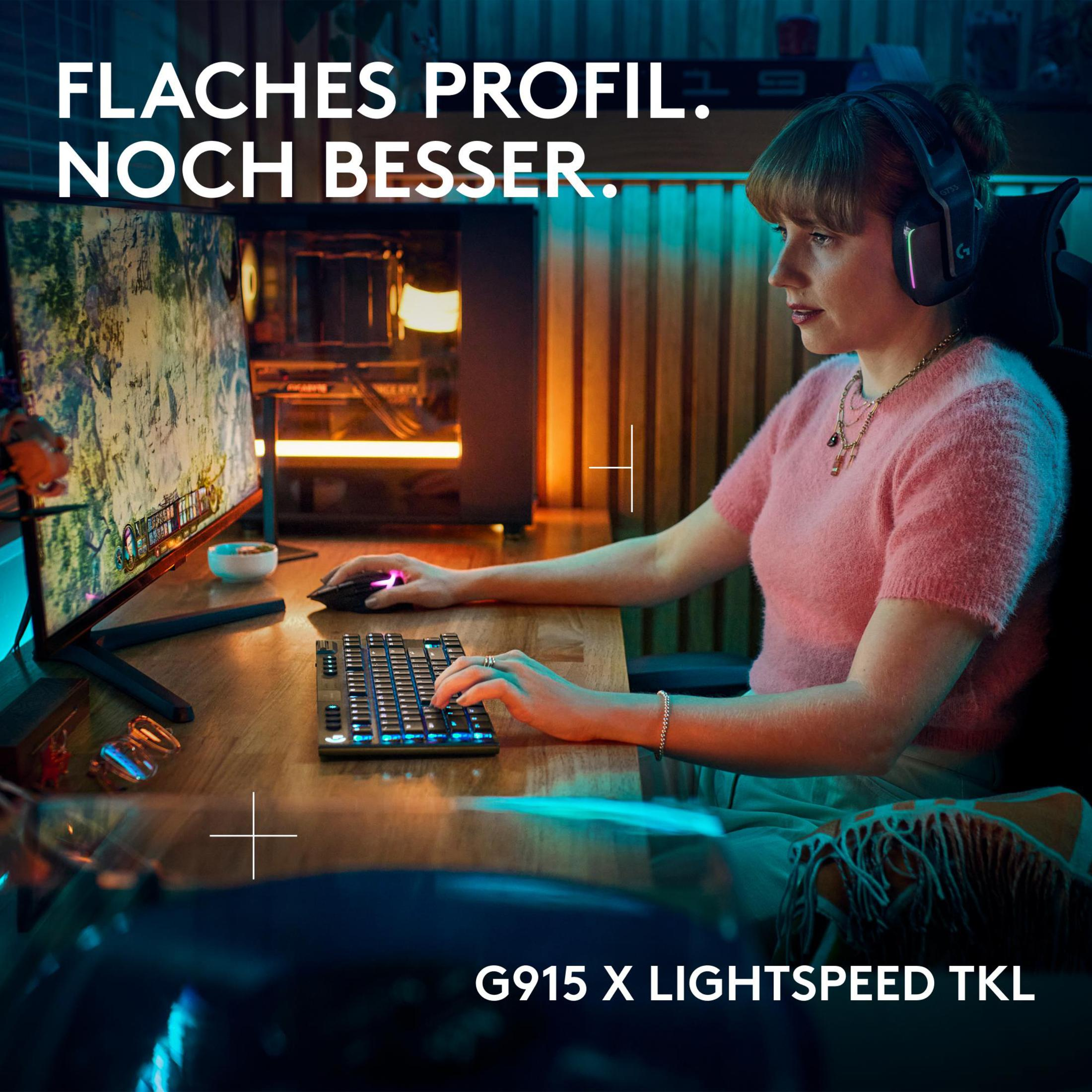 Kobieta w słuchawkach grająca w grę na komputerze, z klawiaturą.