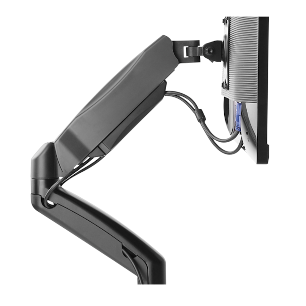 Een zwarte monitorarm die een monitor vasthoudt. Kabels zijn zichtbaar. De achtergrond is wit.