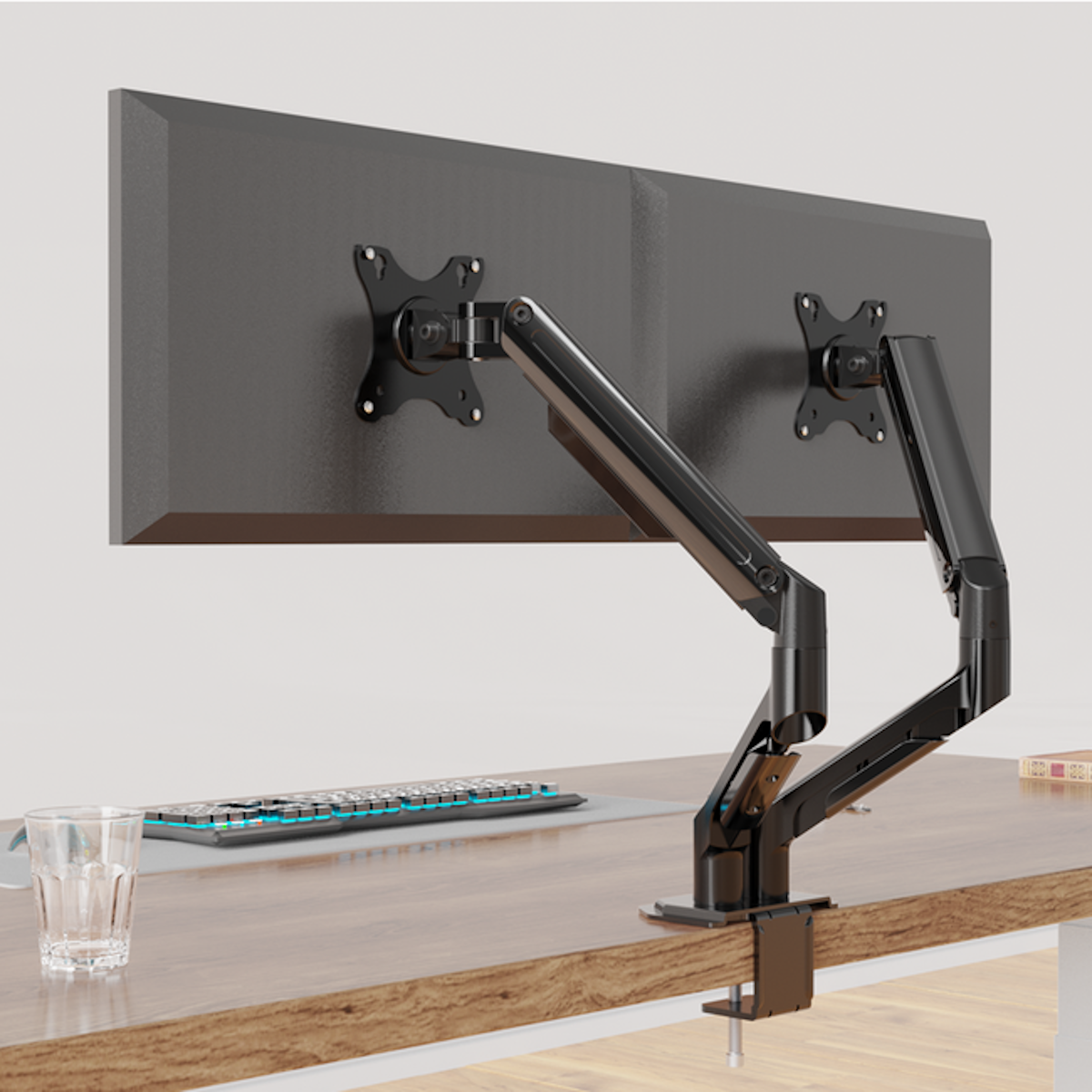 Configuration à deux moniteurs. Bras de moniteur noirs. Moniteurs suspendus. Clavier et verre sur le bureau.