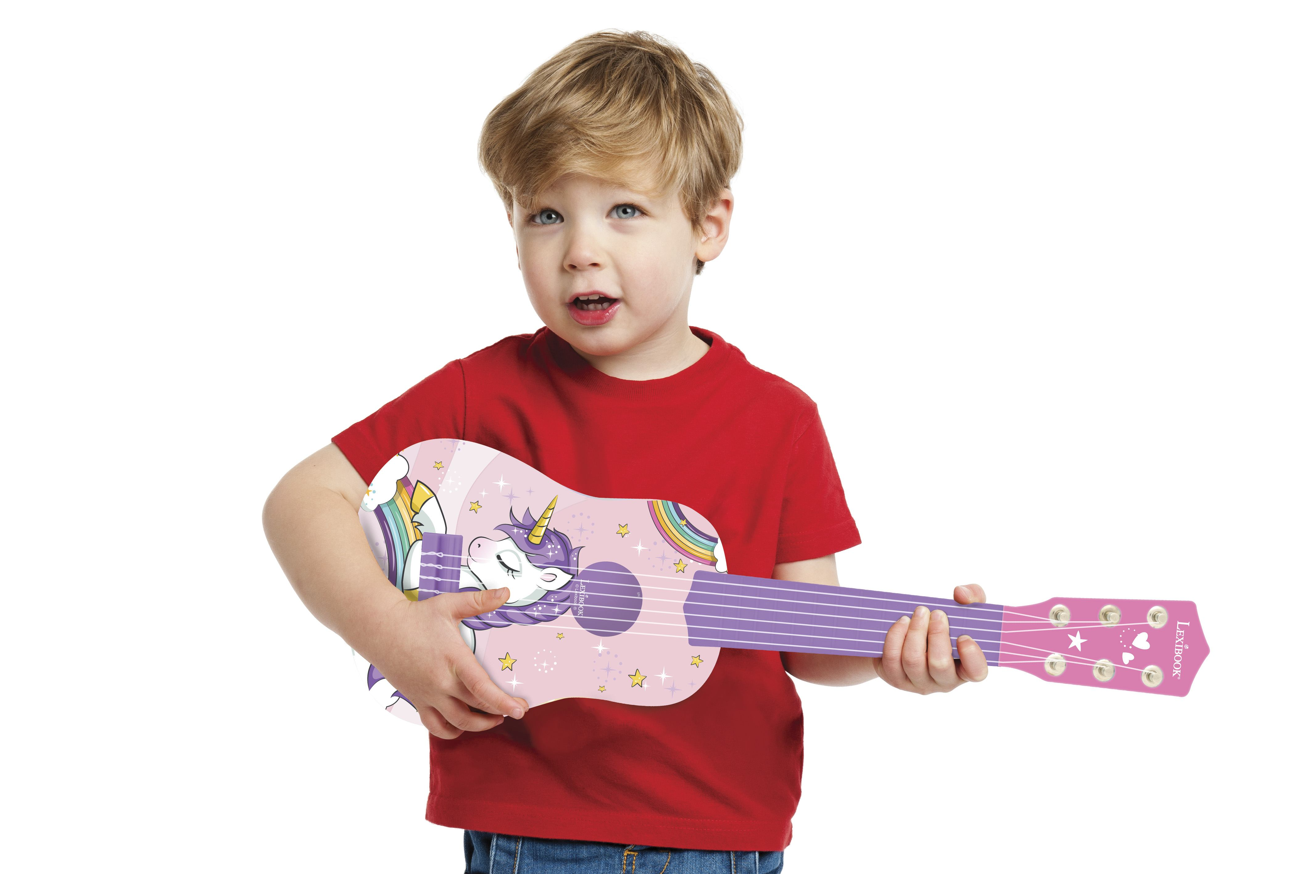 Un niño sosteniendo un ukelele rosa con un diseño de unicornio. El niño lleva una camisa roja.