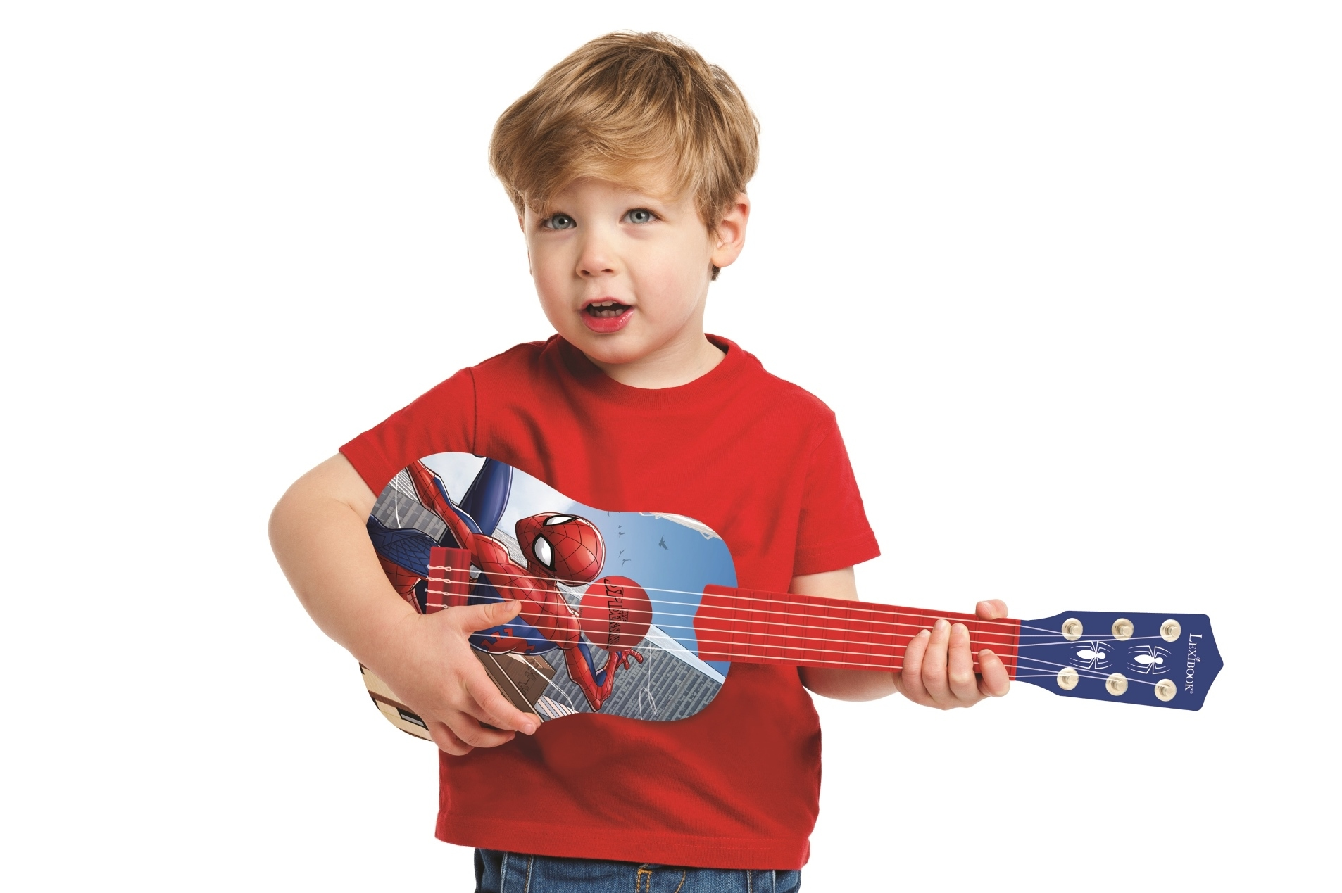 Un niño sosteniendo un ukelele con un diseño de Spider-Man. El niño lleva una camisa roja.