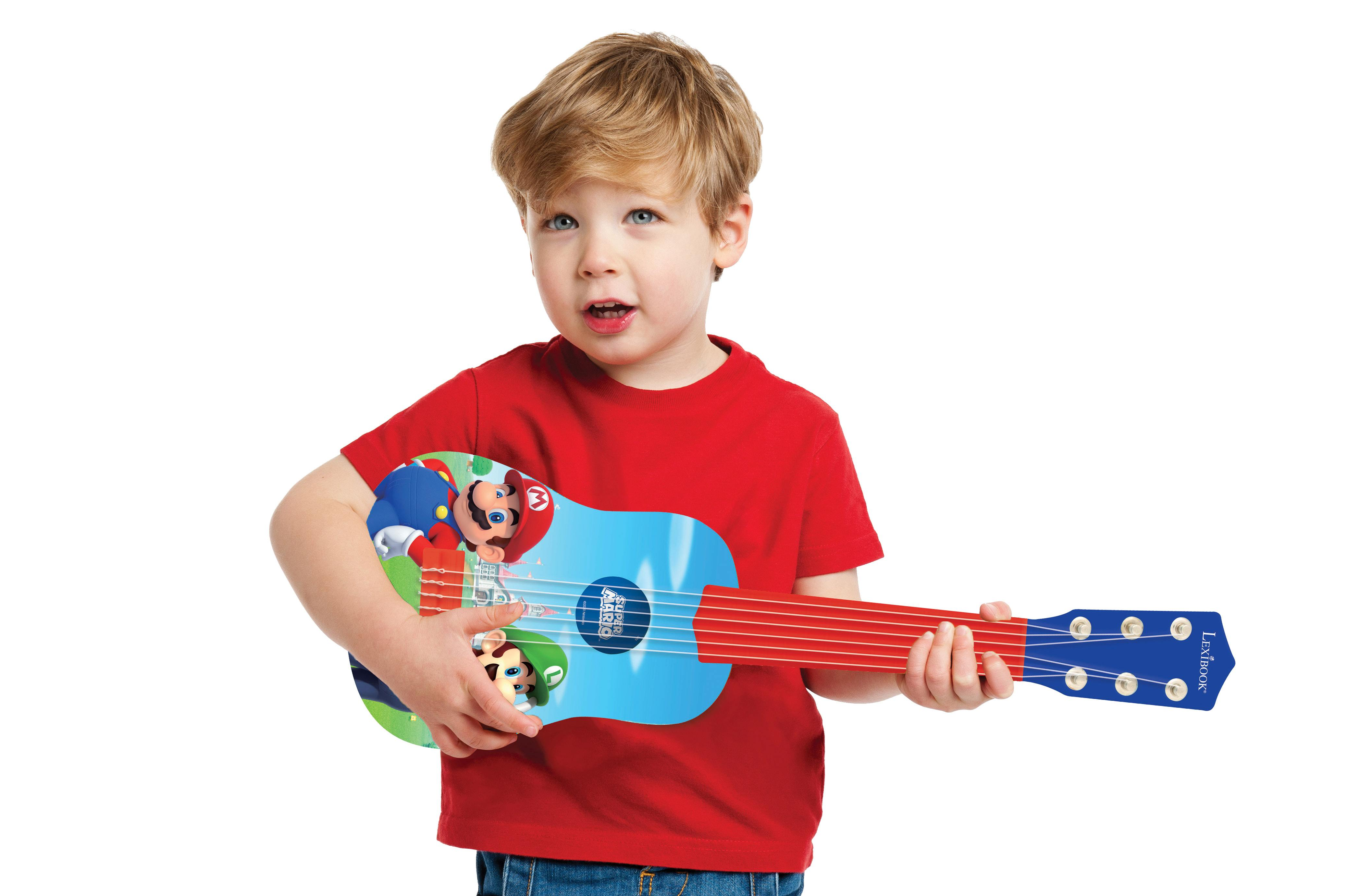 Un niño pequeño sosteniendo una guitarra de juguete azul y roja con personajes de Mario y Luigi.