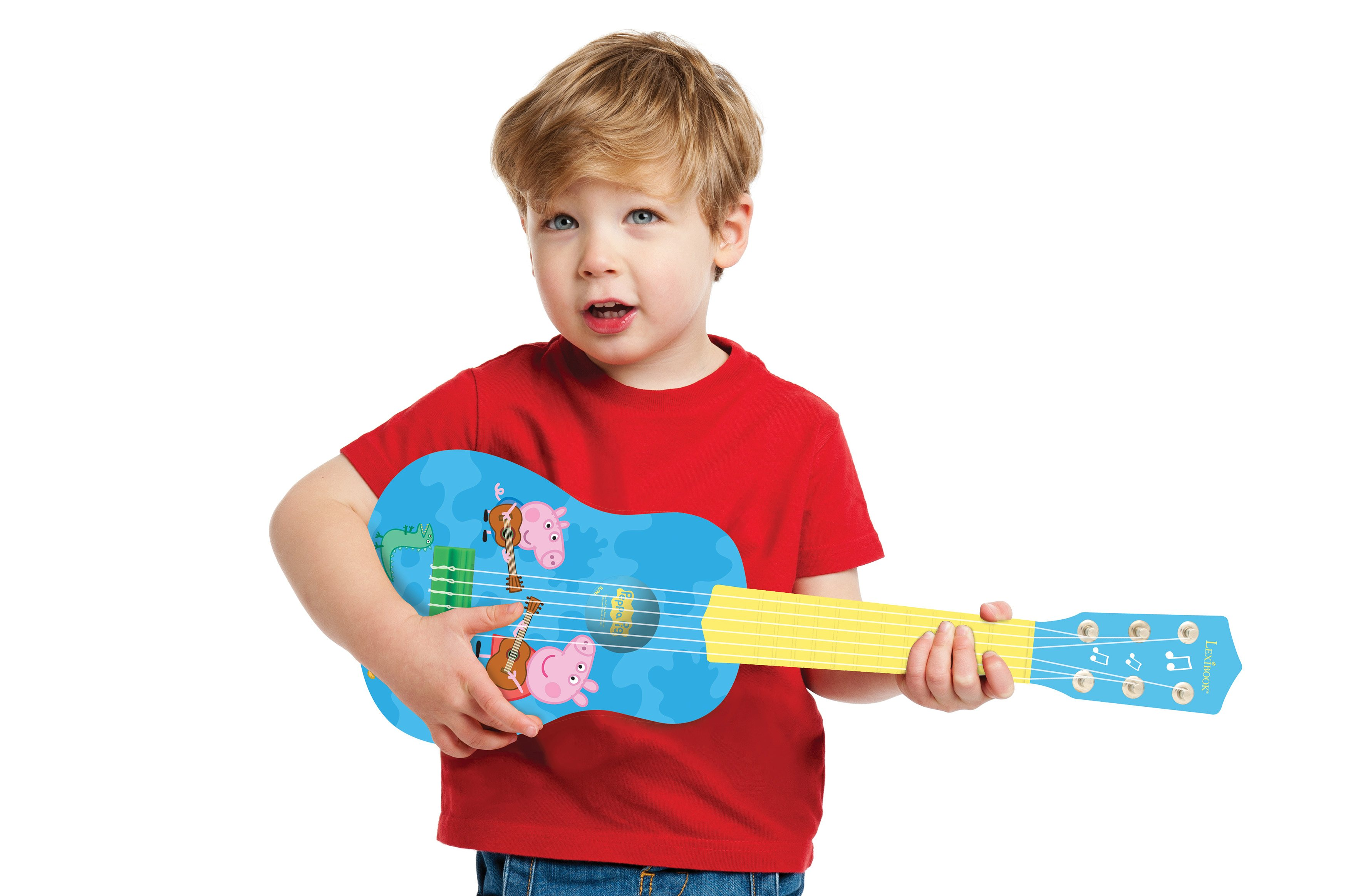 Mały chłopiec trzymający niebieską gitarę zabawkową, uśmiechający się do kamery.