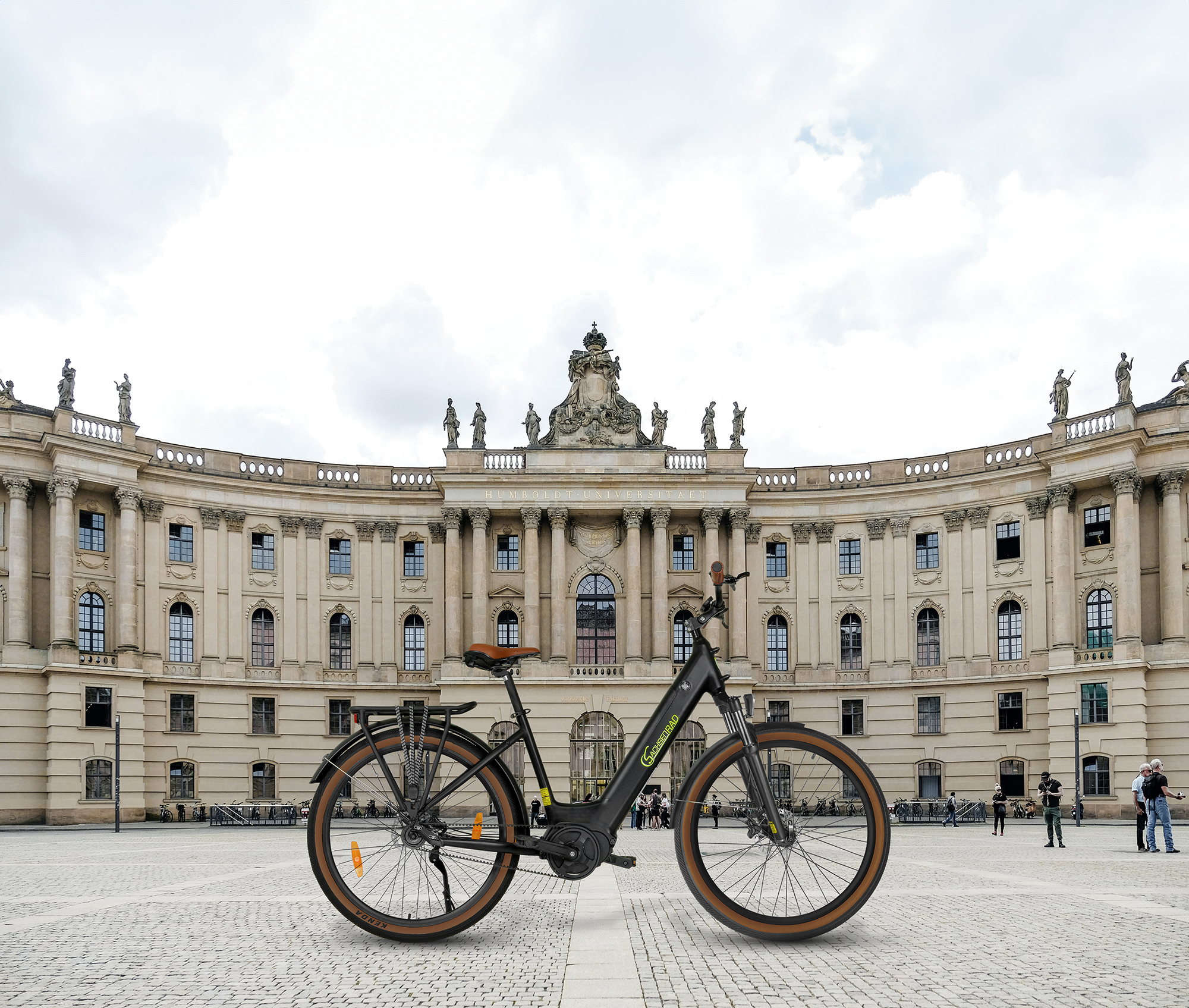 Schwarzes Elektrofahrrad auf Kopfsteinpflaster geparkt. Großes Gebäude im Hintergrund.