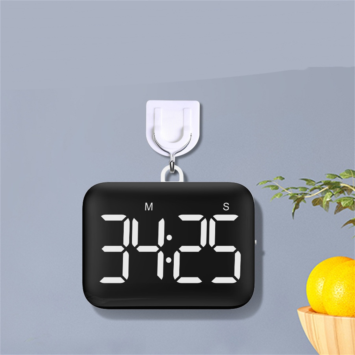 Schwarzer digitaler Timer an der Wand, zeigt 34:25.