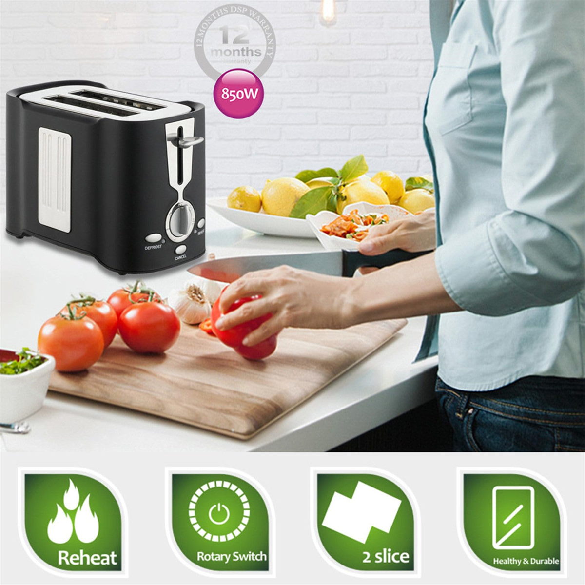 Ein schwarzer Toaster mit Tomaten, roter Paprika und eine Frau bereitet Essen auf einem Holzbrett zu.