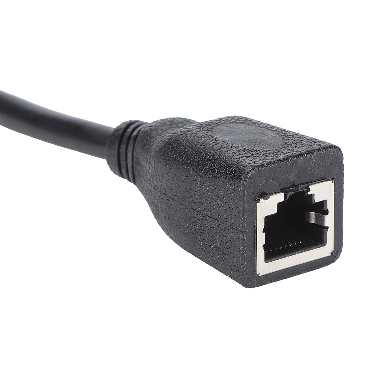 Nahaufnahme eines schwarzen RJ45-Ethernet-Anschlusses, der den Port und das Kabelende zeigt.
