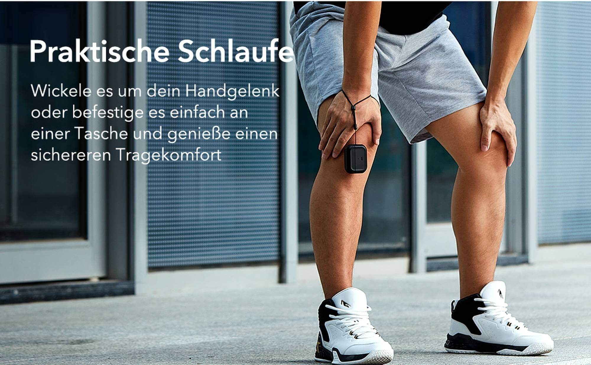 Eine Person mit einem Fitnessgerät am Knie, trägt Shorts und Turnschuhe.