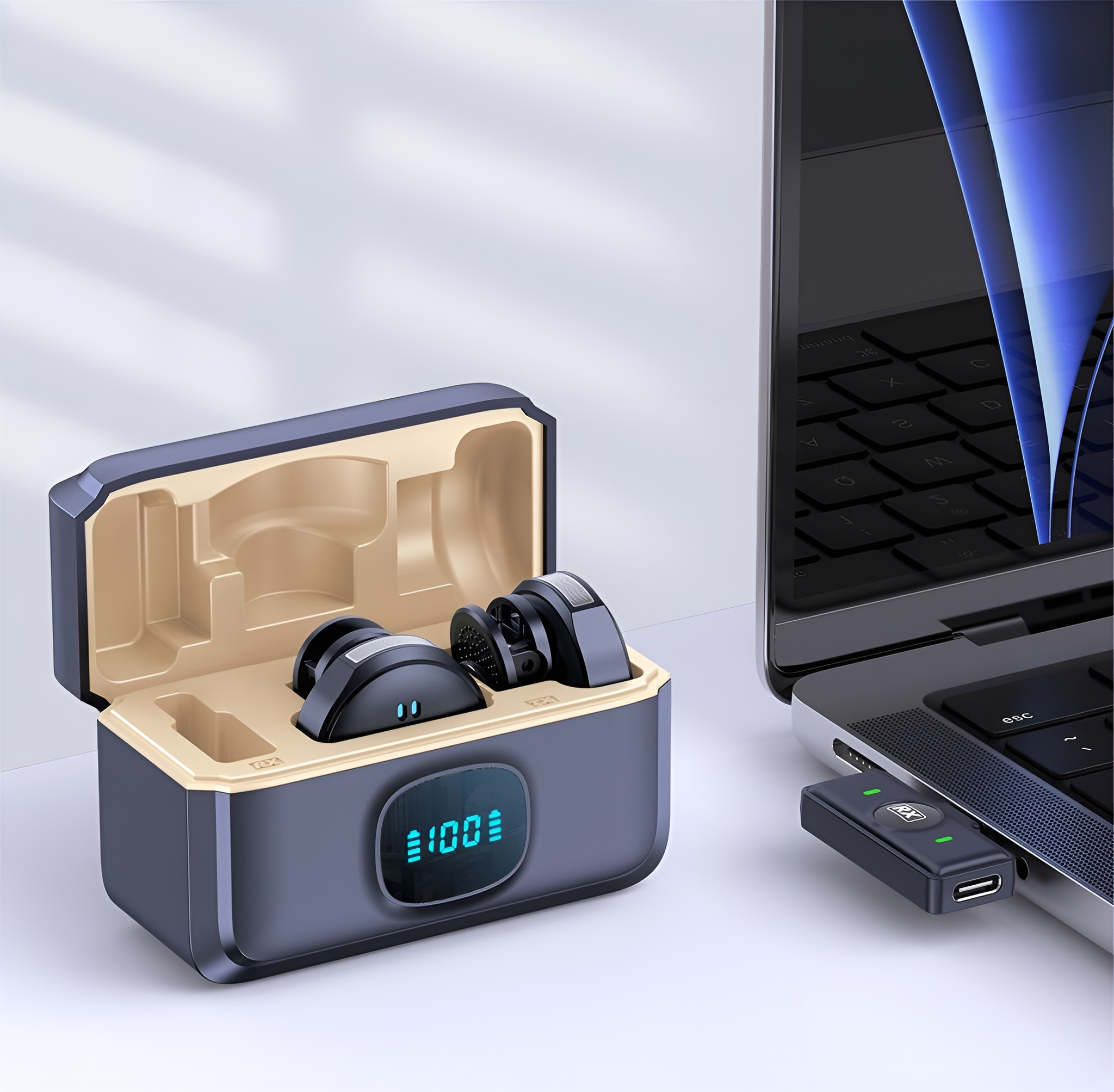 Kabellose Ohrhörer mit Ladecase neben einem Laptop. Das Case zeigt den Akkustand.