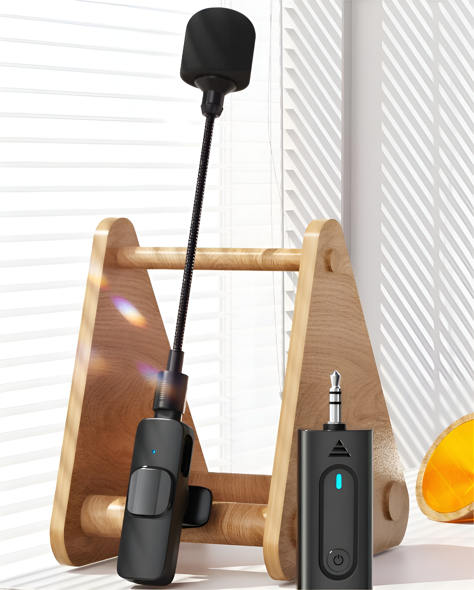 Schwarzes Mikrofon mit Holzständer. Das Mikrofon befindet sich neben einem schwarzen Empfänger.