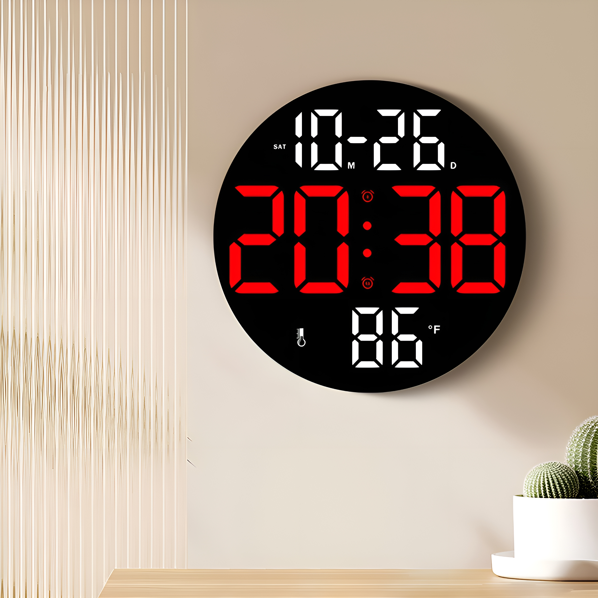 Schwarze runde Digitaluhr mit roten Ziffern, die Zeit, Datum und Temperatur anzeigen.