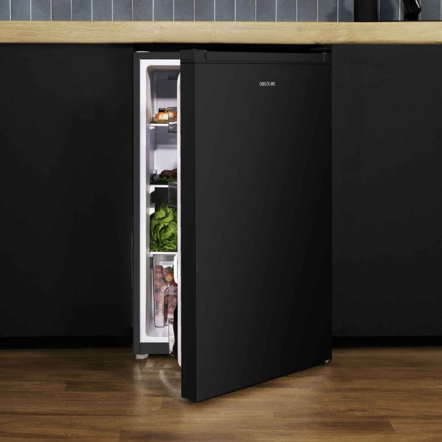 Un frigorifero nero con la porta aperta, che mostra ripiani con generi alimentari all'interno.