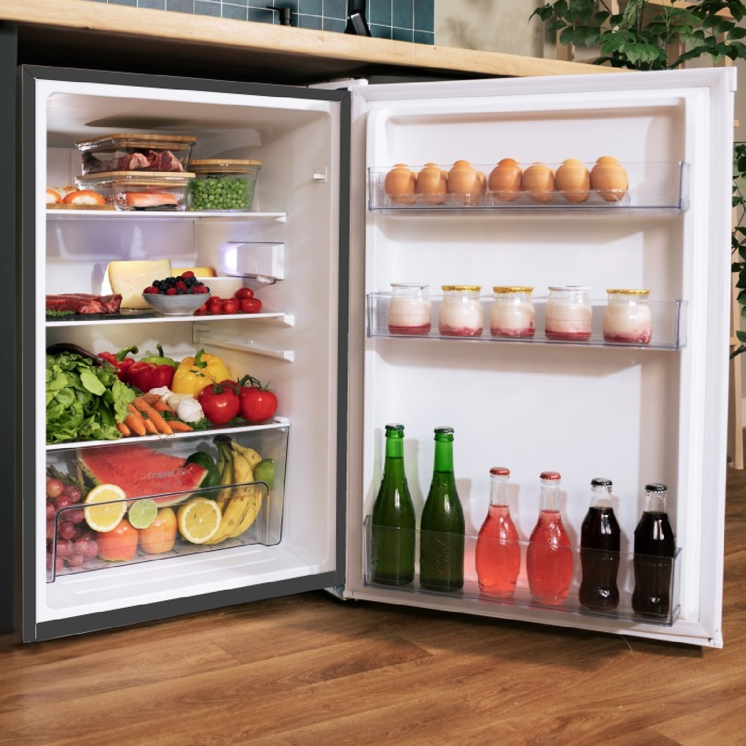 Un frigorifero con la porta aperta, pieno di alimenti come verdure, uova e bevande.