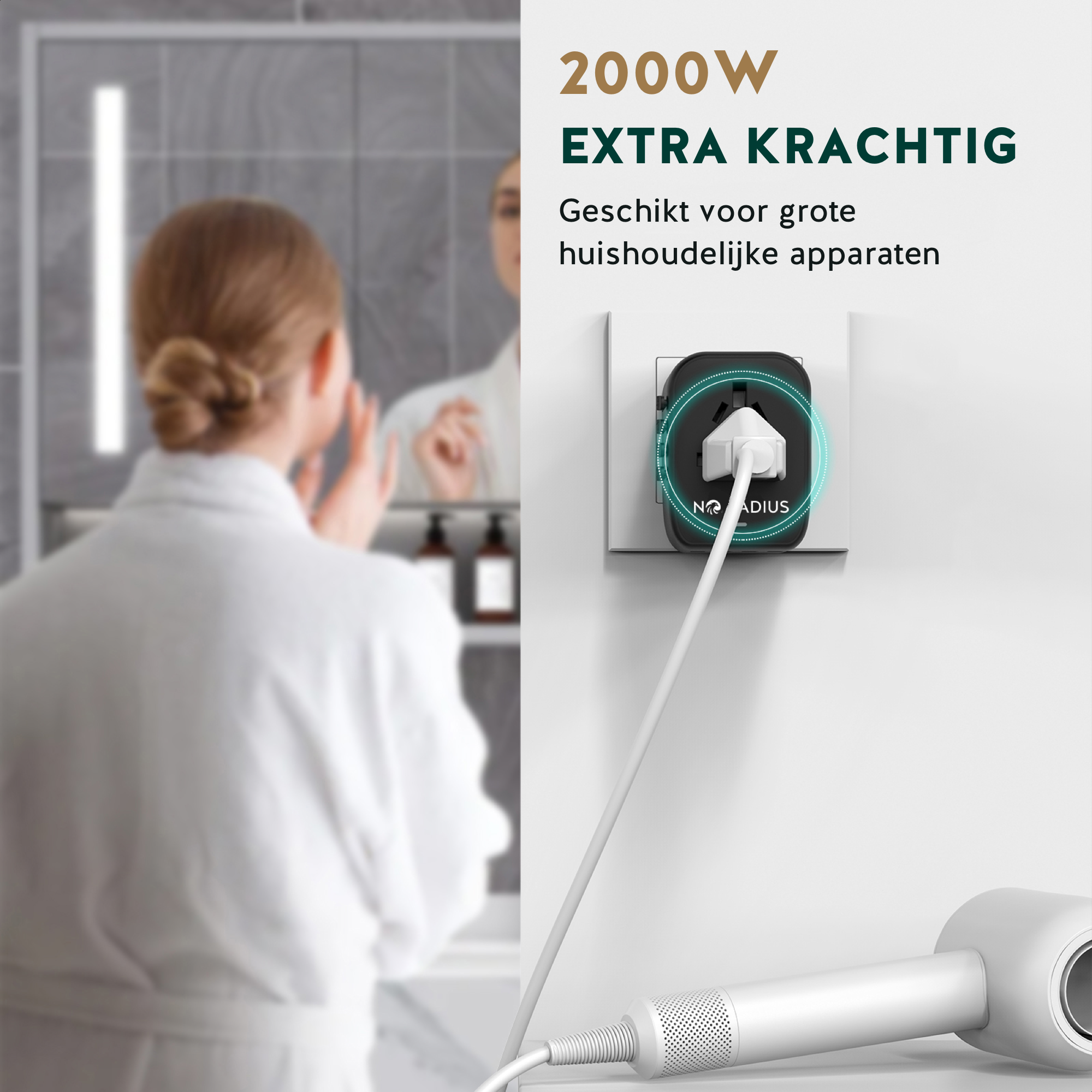 Een vrouw in een badjas en een föhn aangesloten op een stopcontact met tekst: '2000W EXTRA KRACHTIG'.