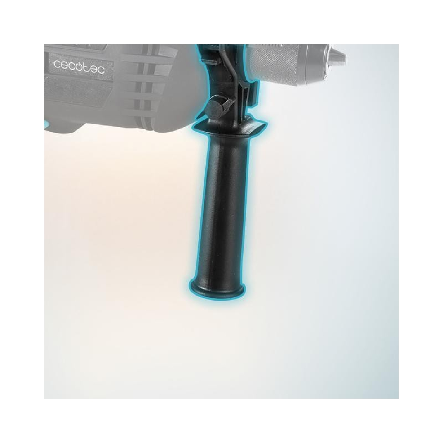 Mango negro del taladro. El taladro es parcialmente visible con la marca Cecotec.