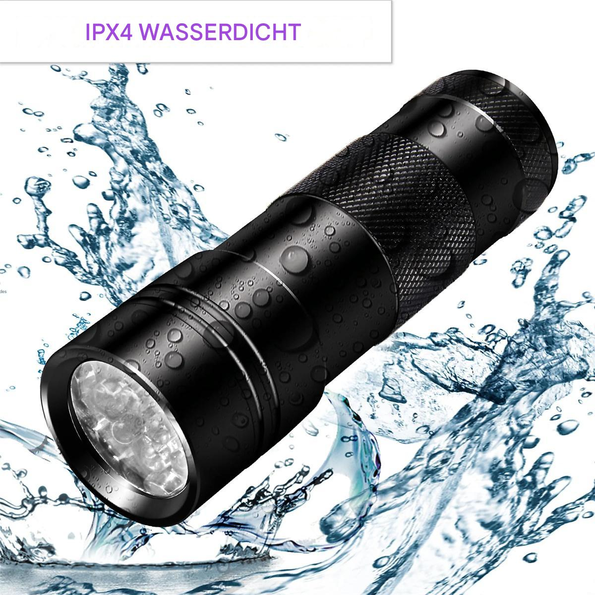 Schwarze wasserdichte Taschenlampe mit Wasserspritzern. Die Taschenlampe ist eingeschaltet.