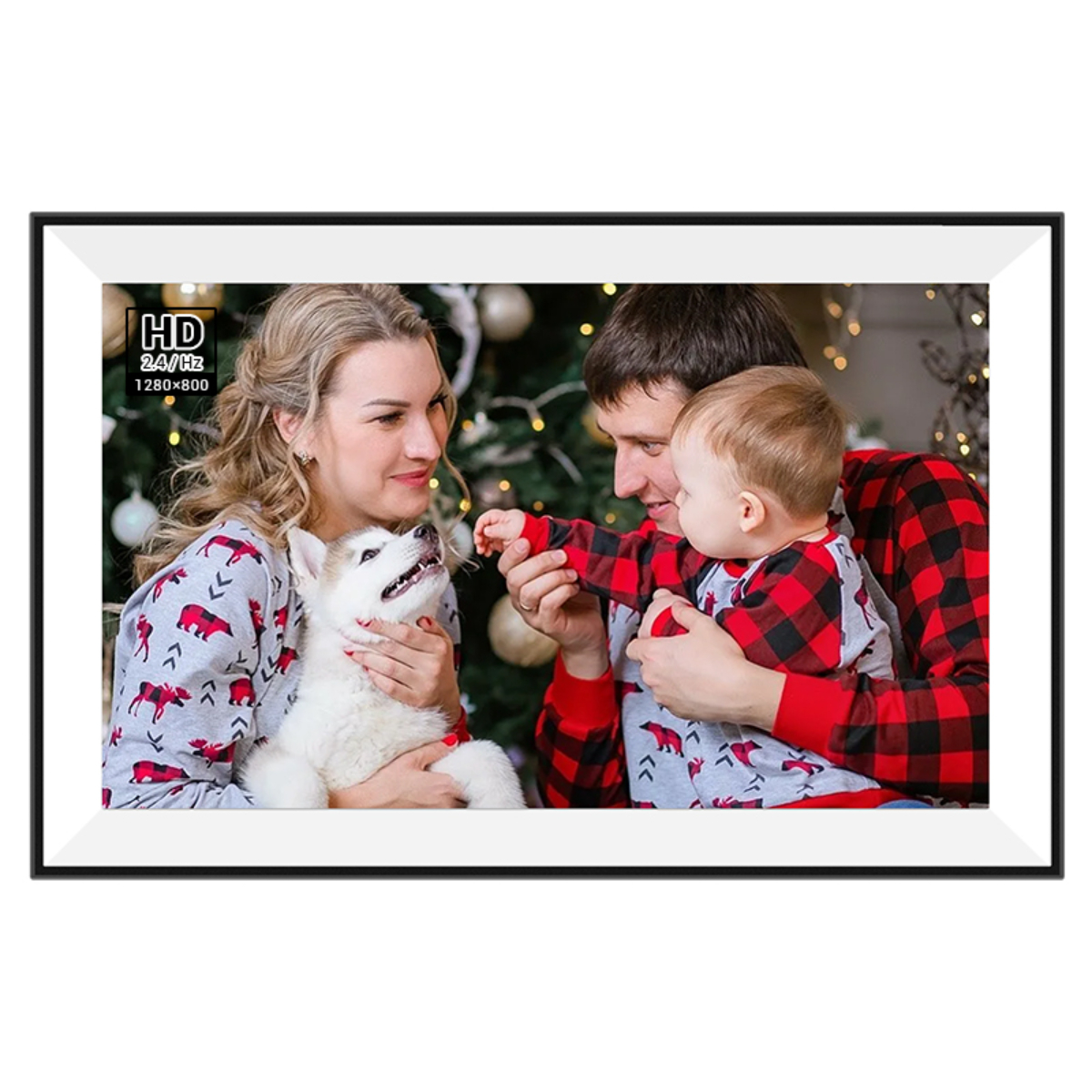 Eine Familie mit einem Welpen vor einem digitalen Fotorahmen, mit einem Weihnachtsbaum im Hintergrund.