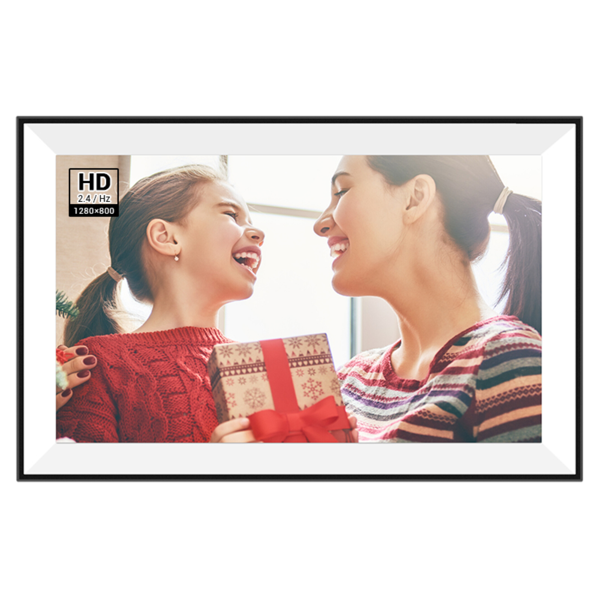 Digitaler Bilderrahmen, der eine Mutter und ihre Tochter beim Lachen zeigt, die ein Geschenk halten. Der Rahmen hat einen schwarzen Rand.