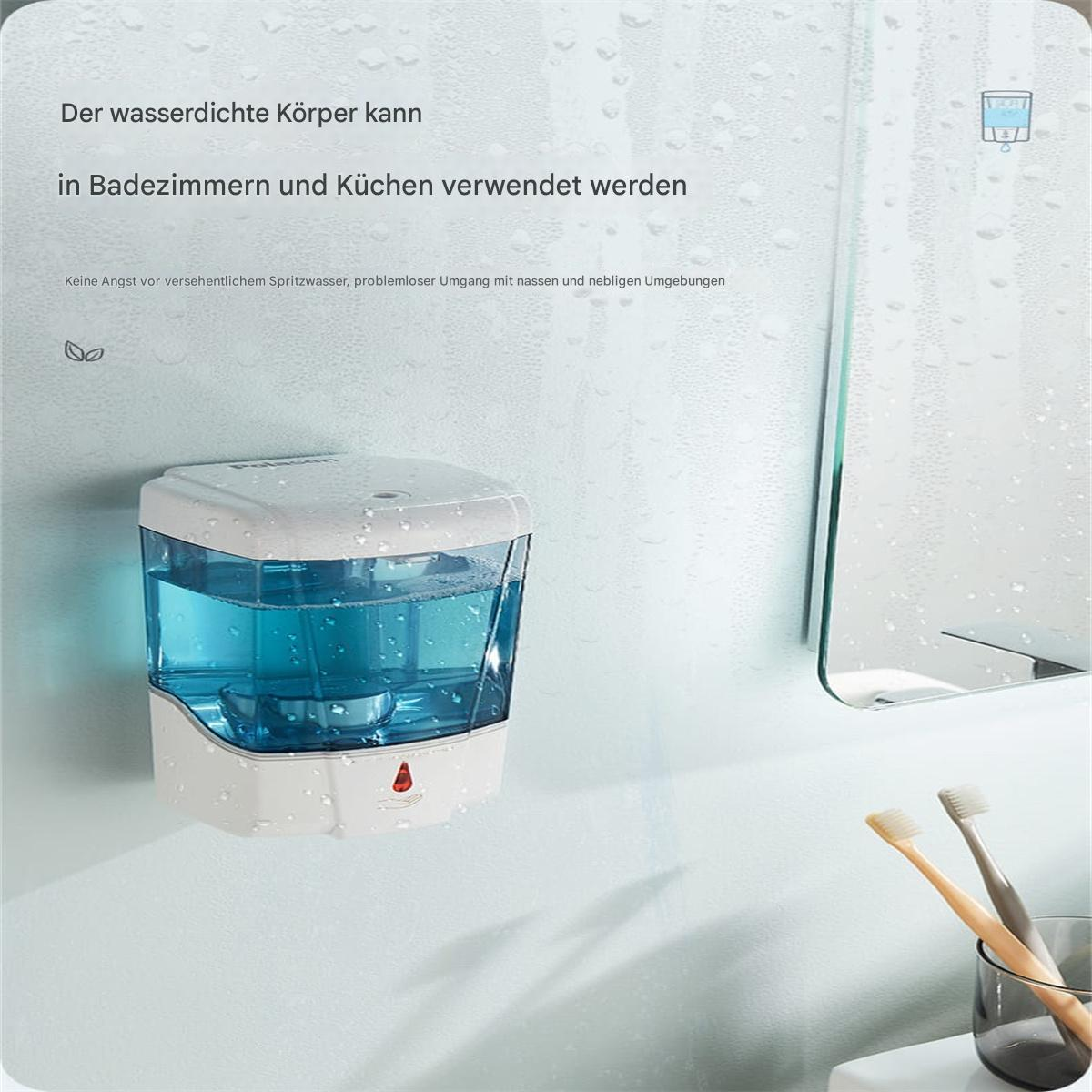 Ein weißer und blauer Seifenspender an einer Wand. Ein Spiegel und Zahnbürsten befinden sich im Hintergrund.