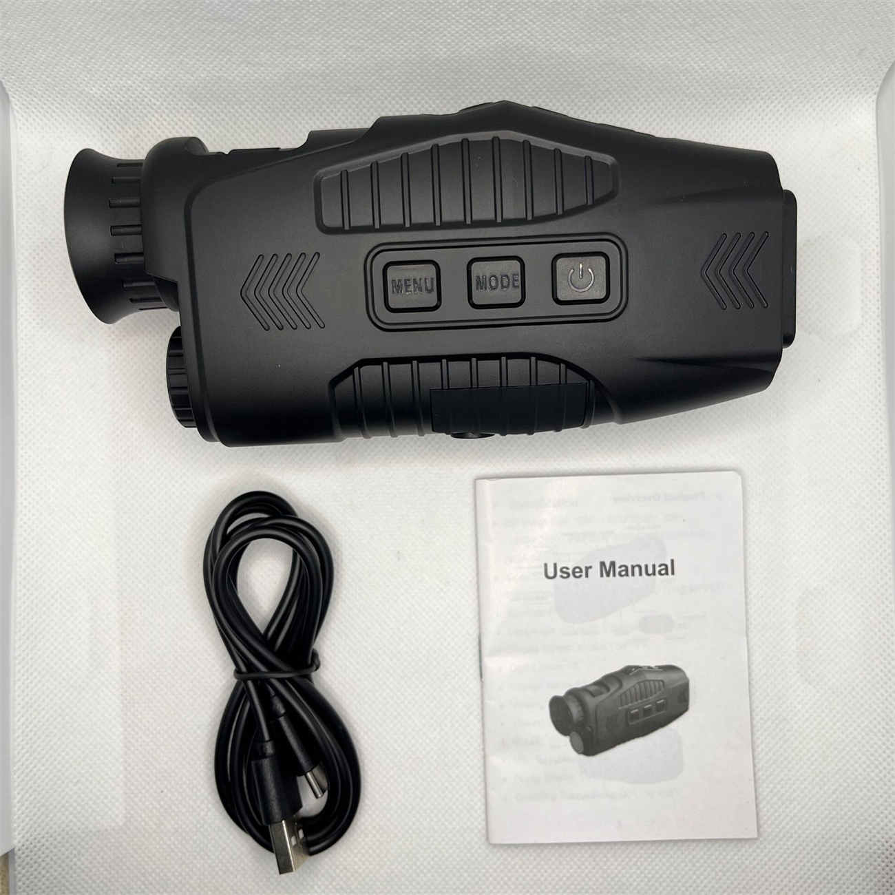 Ein schwarzes Nachtsichtgerät mit Ladekabel und Benutzerhandbuch.