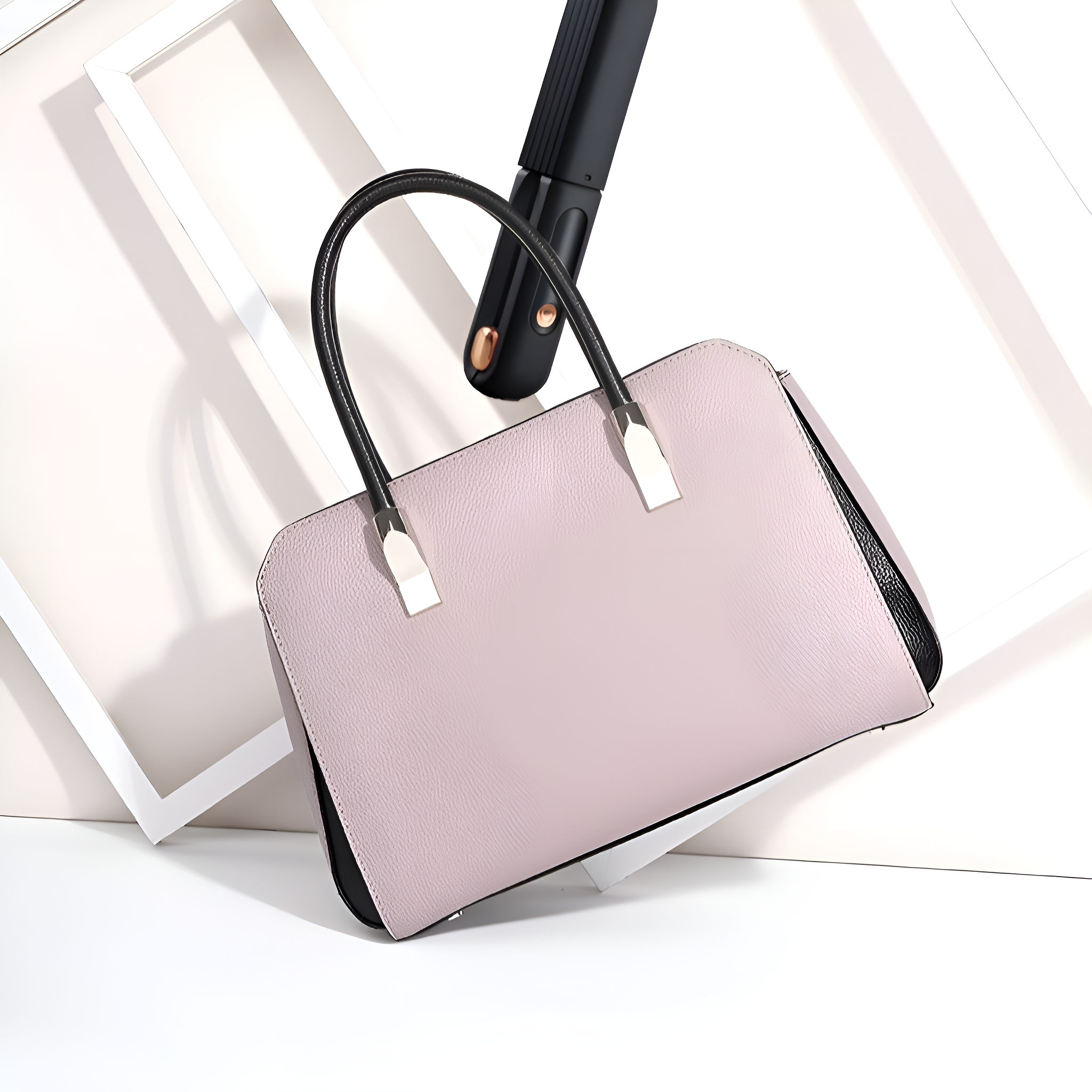 Helllila Handtasche mit schwarzen Griffen und silbernen Beschlägen, auf weißer Oberfläche mit Rahmen.