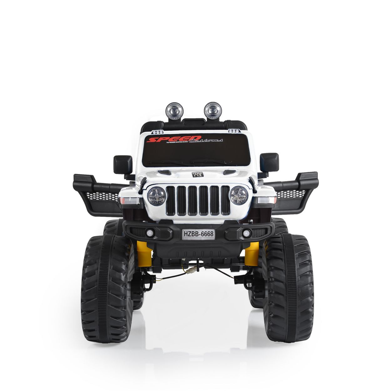 Weißer Spielzeug-Jeep mit gelben Akzenten und großen schwarzen Rädern. Enthält Scheinwerfer.