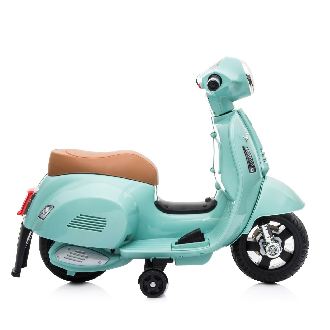 Ein hellblaues Spielzeug-Vespa-Motorroller auf weißem Hintergrund, mit Stützrädern.