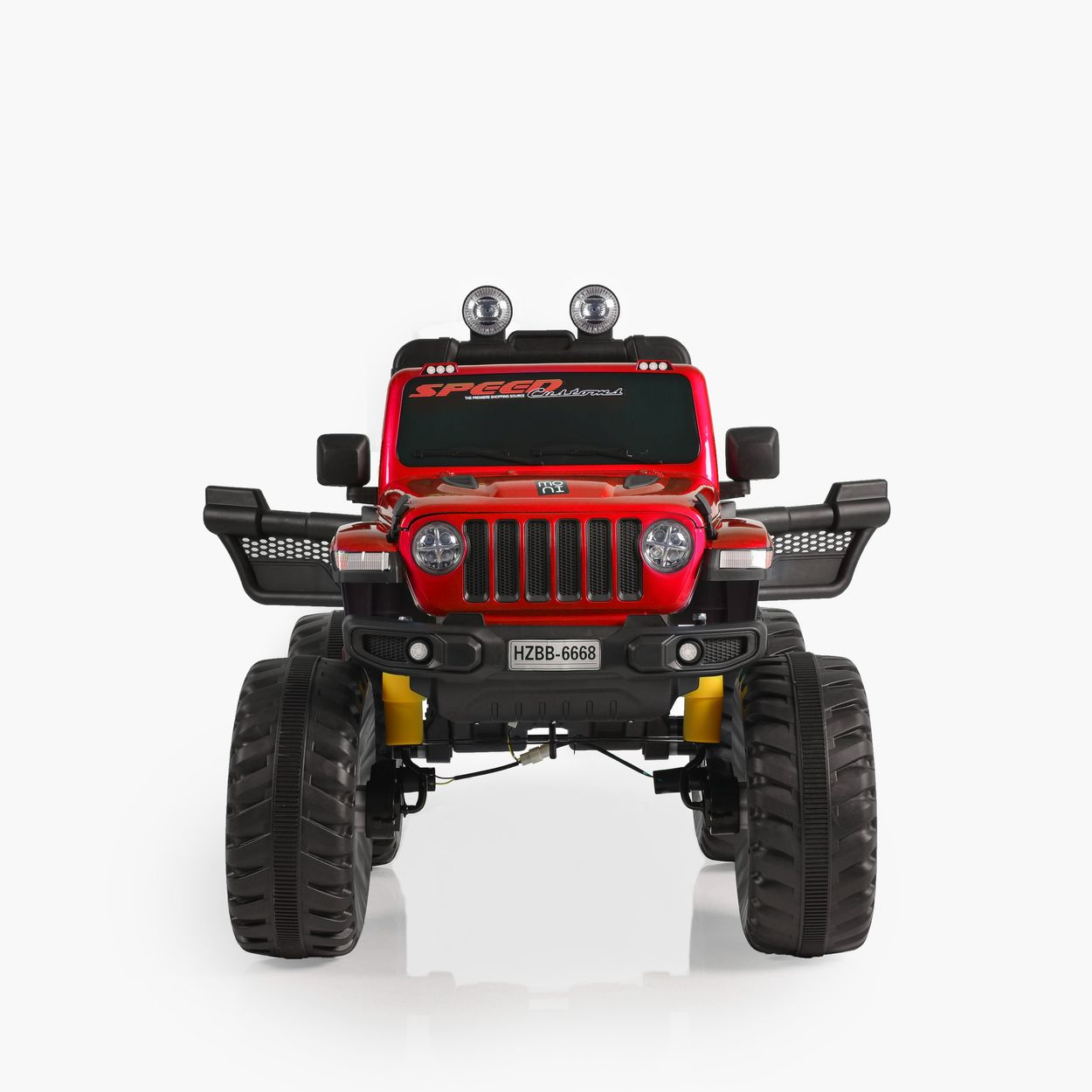 Roter Spielzeug-Jeep mit schwarzen Akzenten und gelber Aufhängung, auf weißem Hintergrund, Frontansicht.