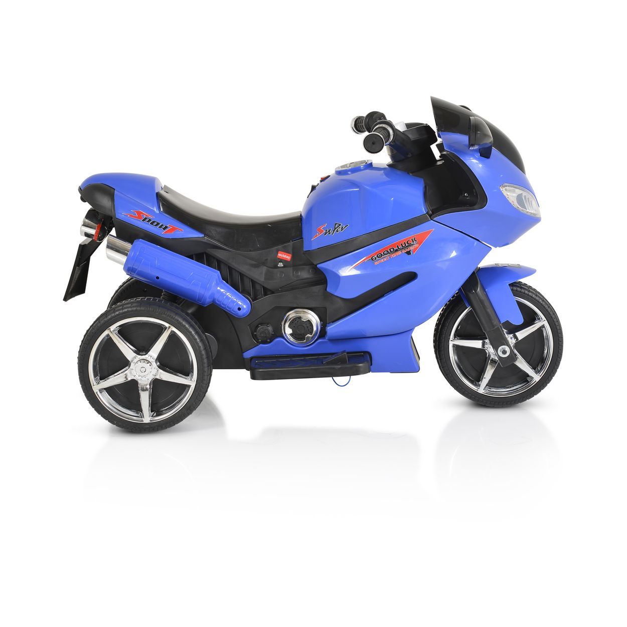 Blaues Spielzeugmotorrad auf weißem Grund. Verfügt über drei Räder.