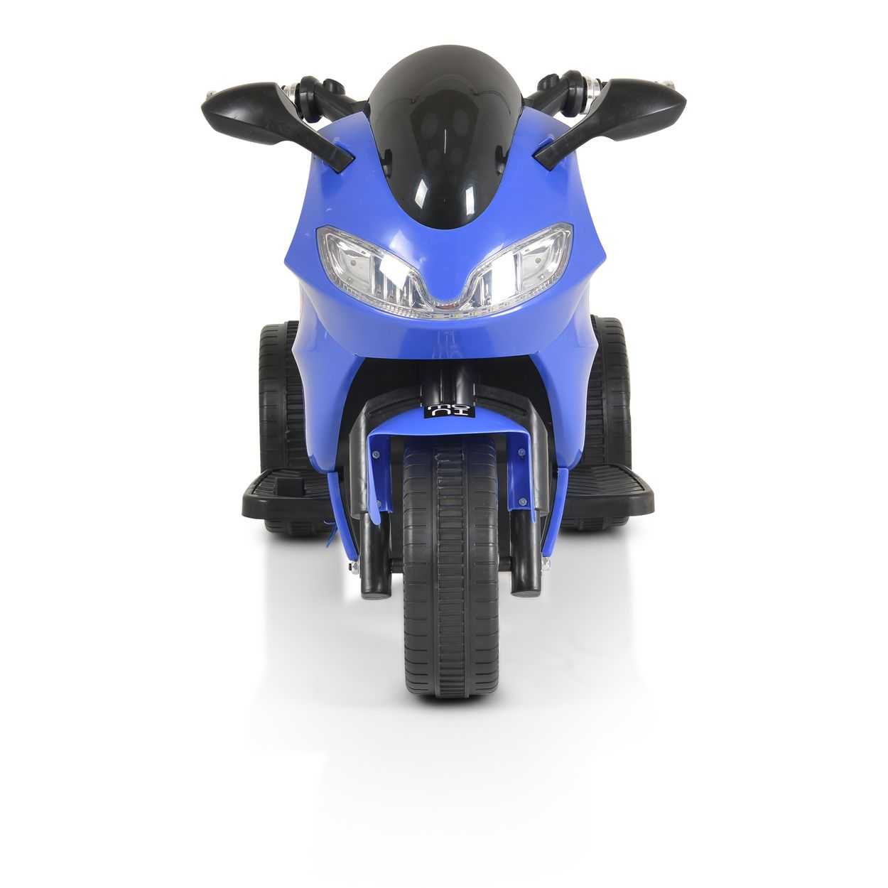 Ein blaues Spielzeugmotorrad mit drei Rädern, schwarzen Reifen und einer schwarzen Windschutzscheibe, dem Betrachter zugewandt.
