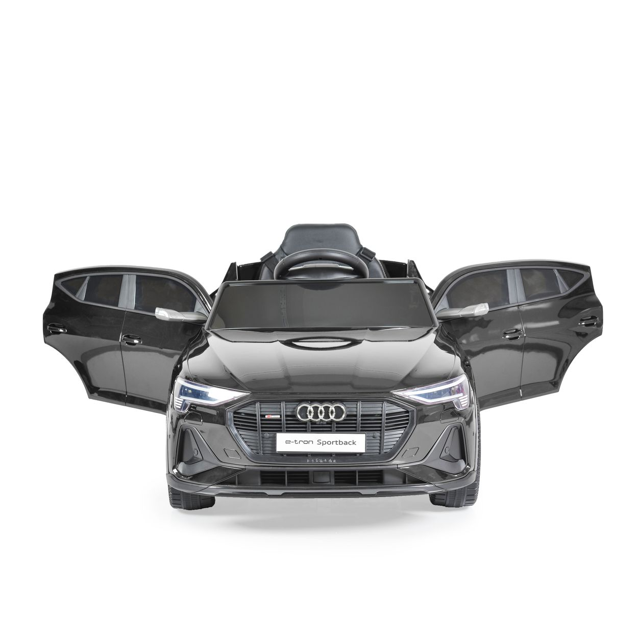 Schwarzes Elektro-Spielzeugauto, Audi e-tron Sportback Modell, mit offenen Türen. Weißer Hintergrund.