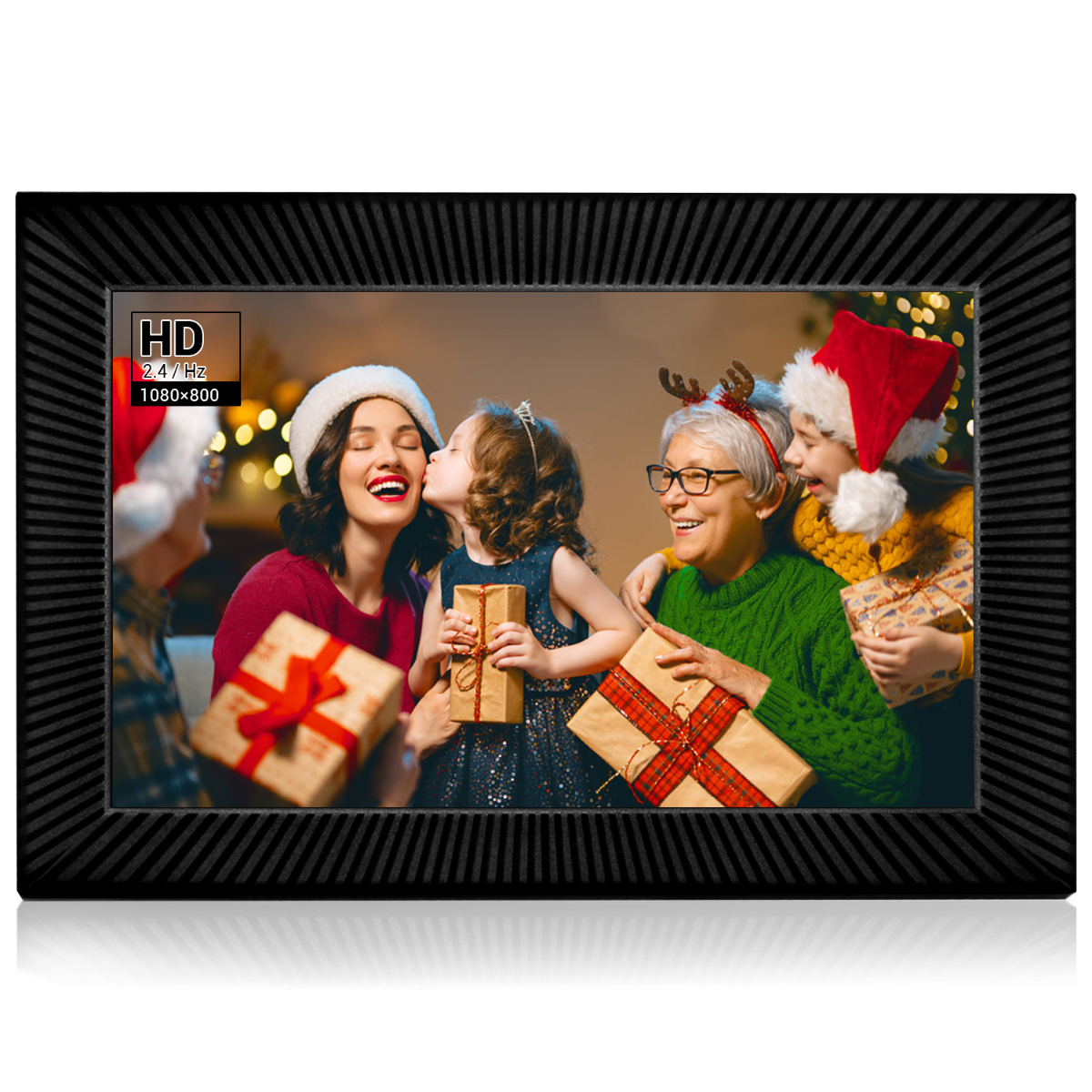 Eine Familie versammelt sich während der Feiertage um einen Fotorahmen, lächelt und tauscht Geschenke aus.