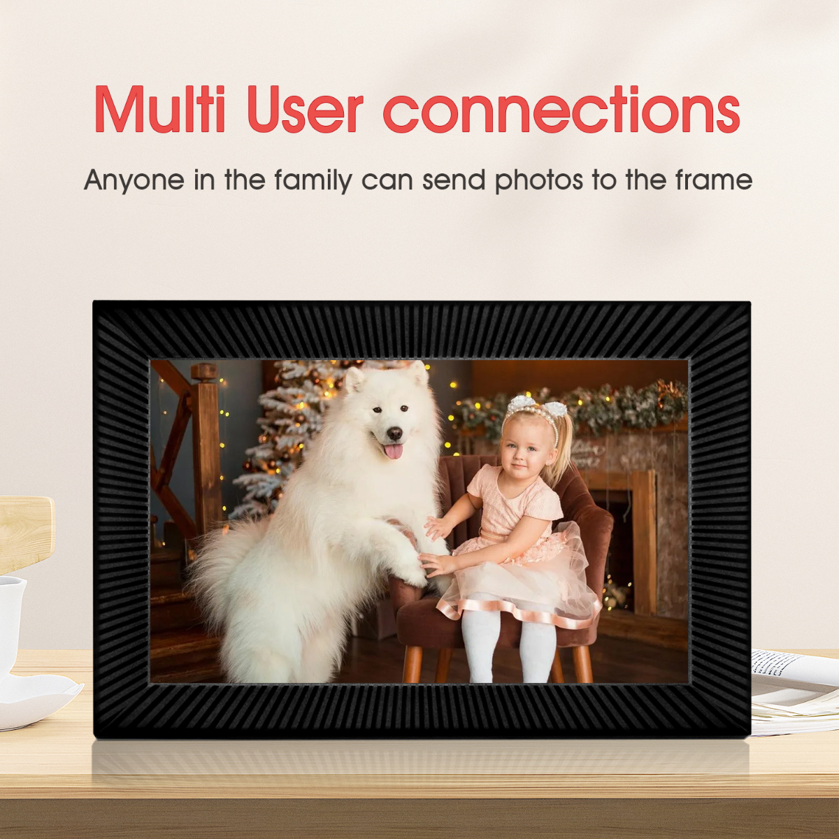 Ein Mädchen und ein Hund sitzen vor einem Weihnachtsbaum in einem digitalen Bilderrahmen.