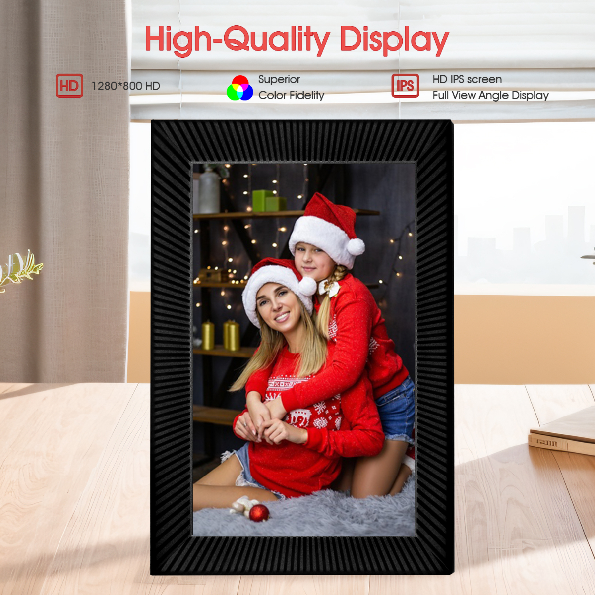 Ein digitaler Bilderrahmen mit einem Foto einer Frau und eines Mädchens mit Weihnachtsmützen und roten Pullovern.