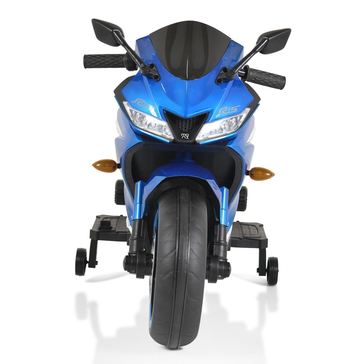 Blaues Spielzeugmotorrad. Vorderansicht, weißer Hintergrund. Schwarze Reifen, Seitenräder. Schatten.