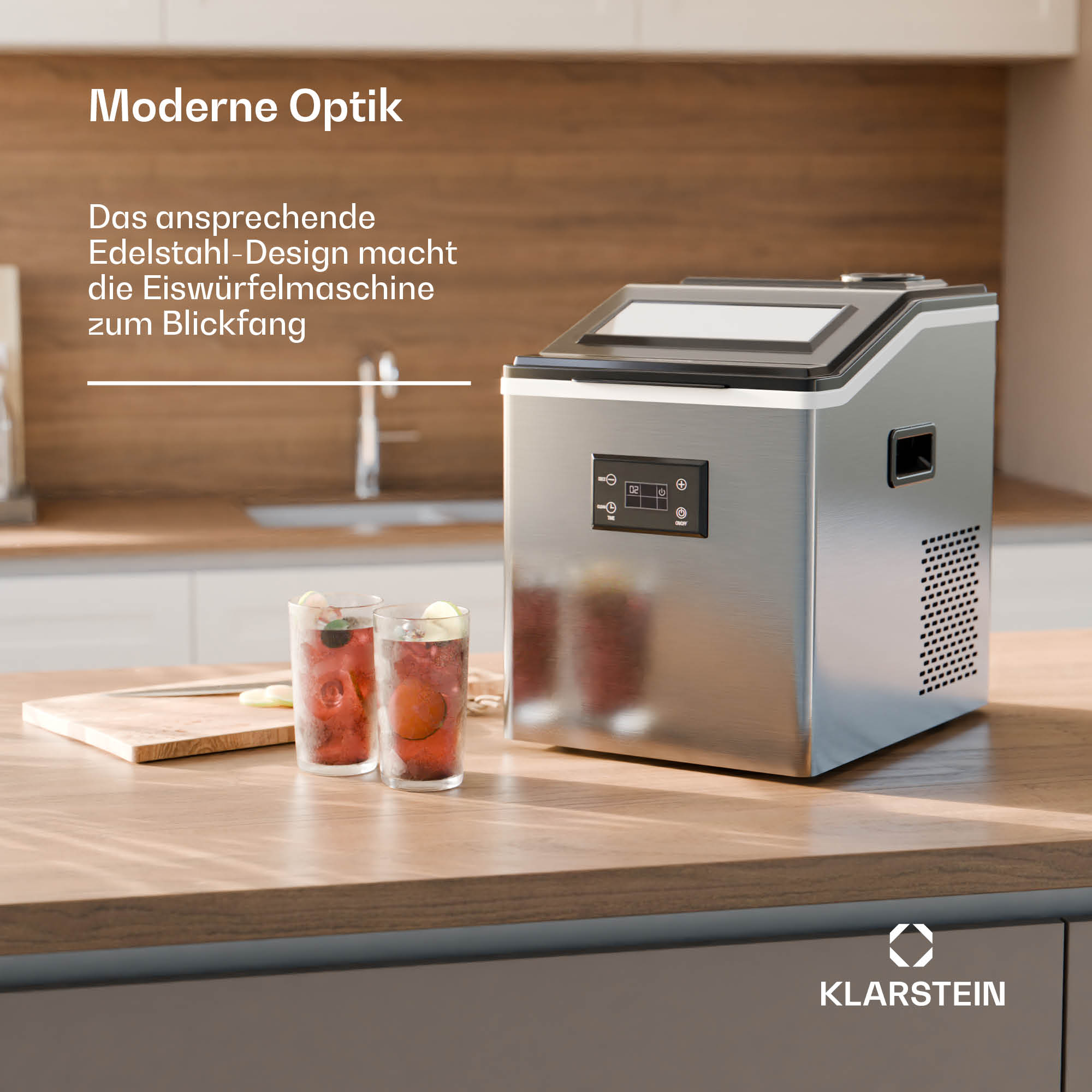 Eiswürfelbereiter aus Edelstahl mit zwei Gläsern roter Getränke. Modernes Design.
