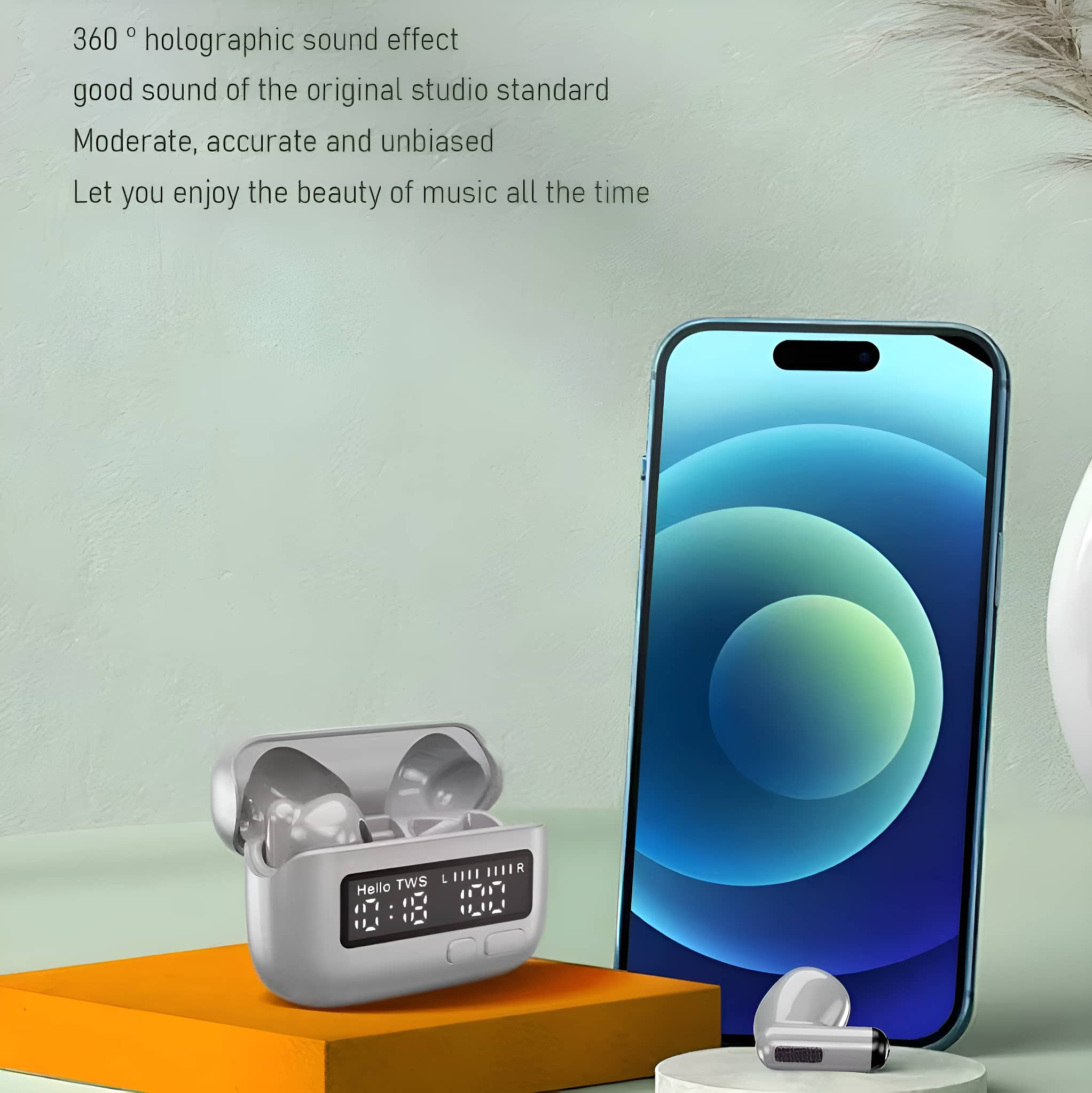 Kabellose Ohrhörer in einem Ladecase, neben einem Telefon. Orange Oberfläche, weißer Hintergrund.
