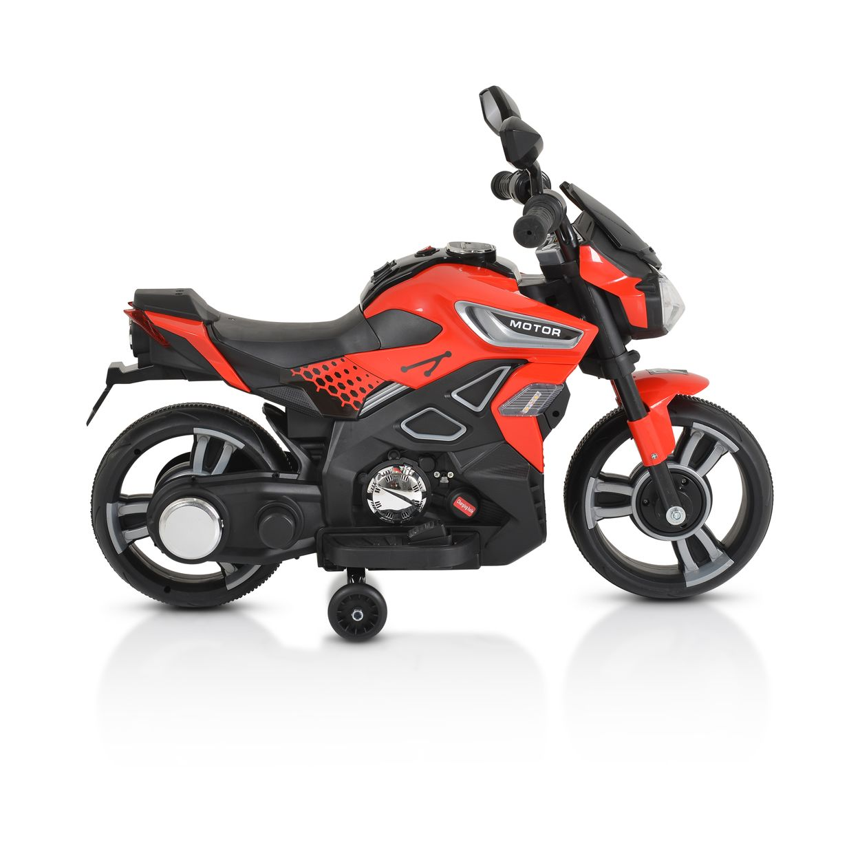 Ein rotes und schwarzes Spielzeugmotorrad mit Stützrädern auf weißem Untergrund.