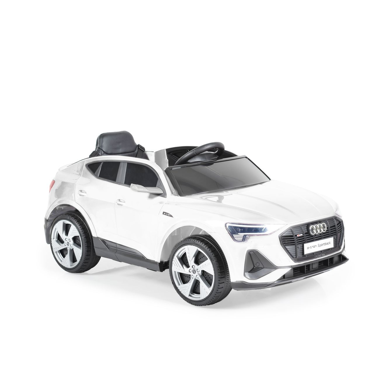Ein weißes Spielzeugauto. Es hat einen schwarzen Sitz und ein Lenkrad. Die Räder sind silber. Das Auto hat ein Audi-Logo.