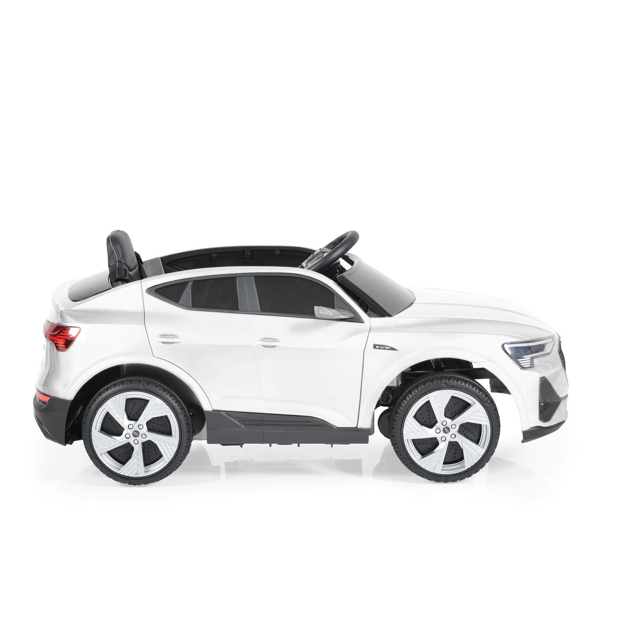 Weißes Spielzeugauto mit schwarzen Details, Seitenansicht. Es hat Räder und ein Lenkrad. Weißer Hintergrund.
