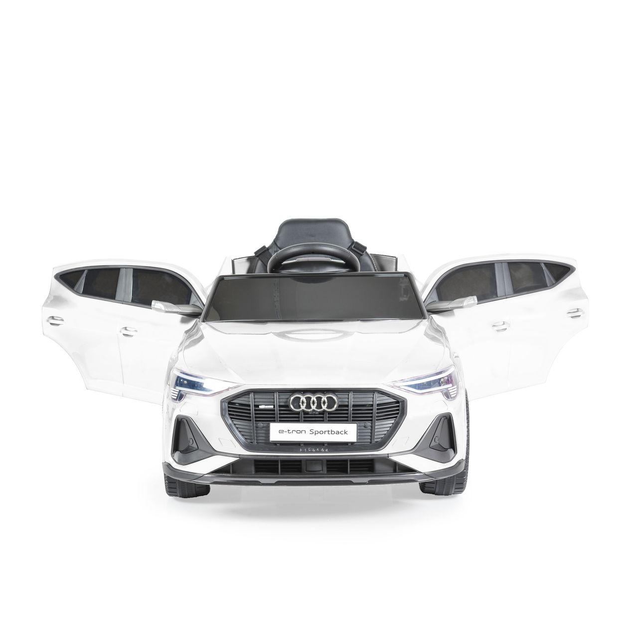 Weißes Audi e-tron Sportback Spielzeugauto, Türen offen, auf weißem Hintergrund.