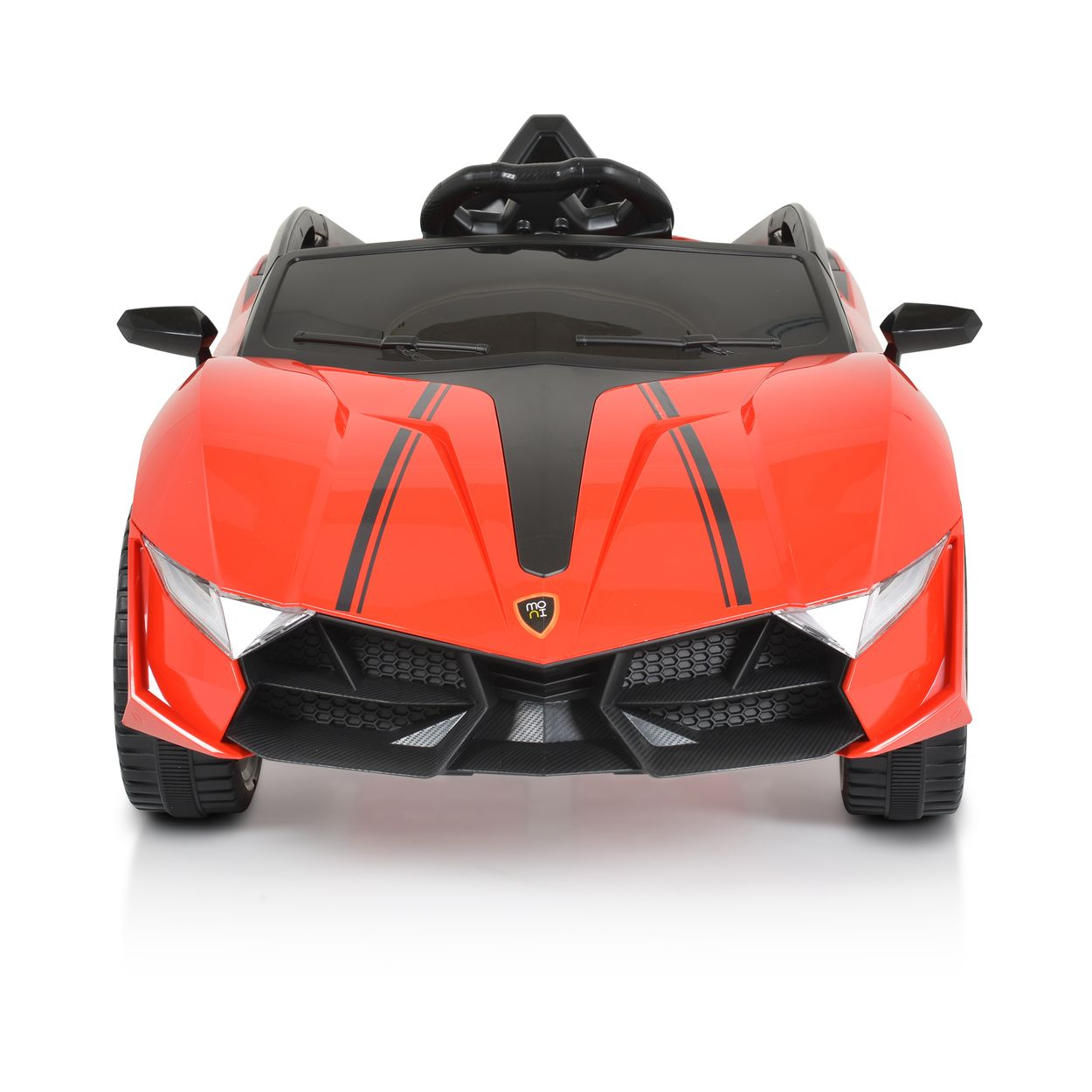 Ein rotes Spielzeugauto mit schwarzen Akzenten. Es hat Scheinwerfer, einen schwarzen Motorhaubenstreifen und einen weißen Hintergrund.