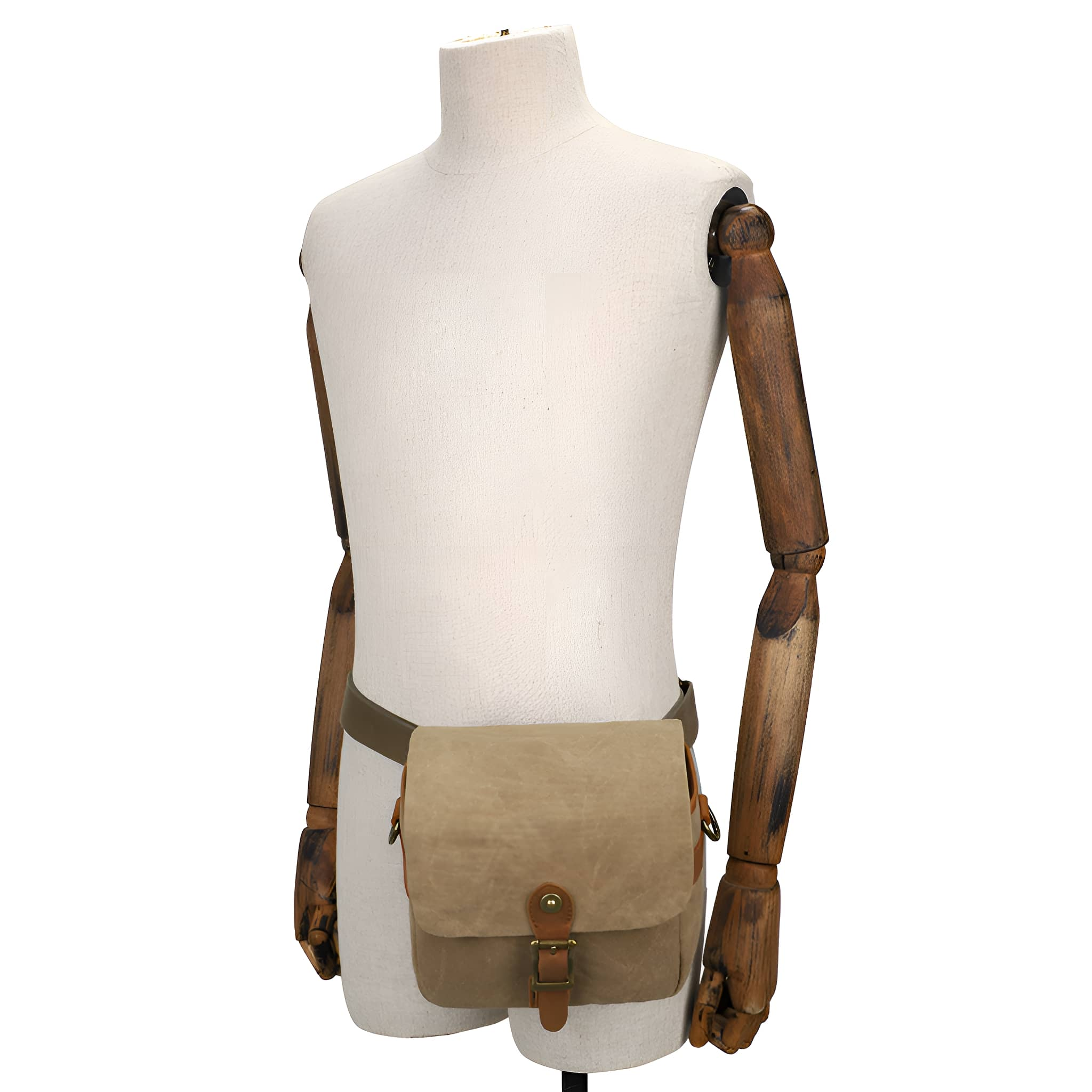 Eine Schaufensterpuppe mit einer beigefarbenen Bauchtasche mit Schnalle.