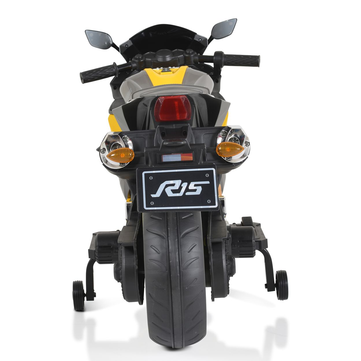Spielzeugmotorrad von hinten. Gelb und schwarz mit Stützrädern. Weißer Hintergrund.
