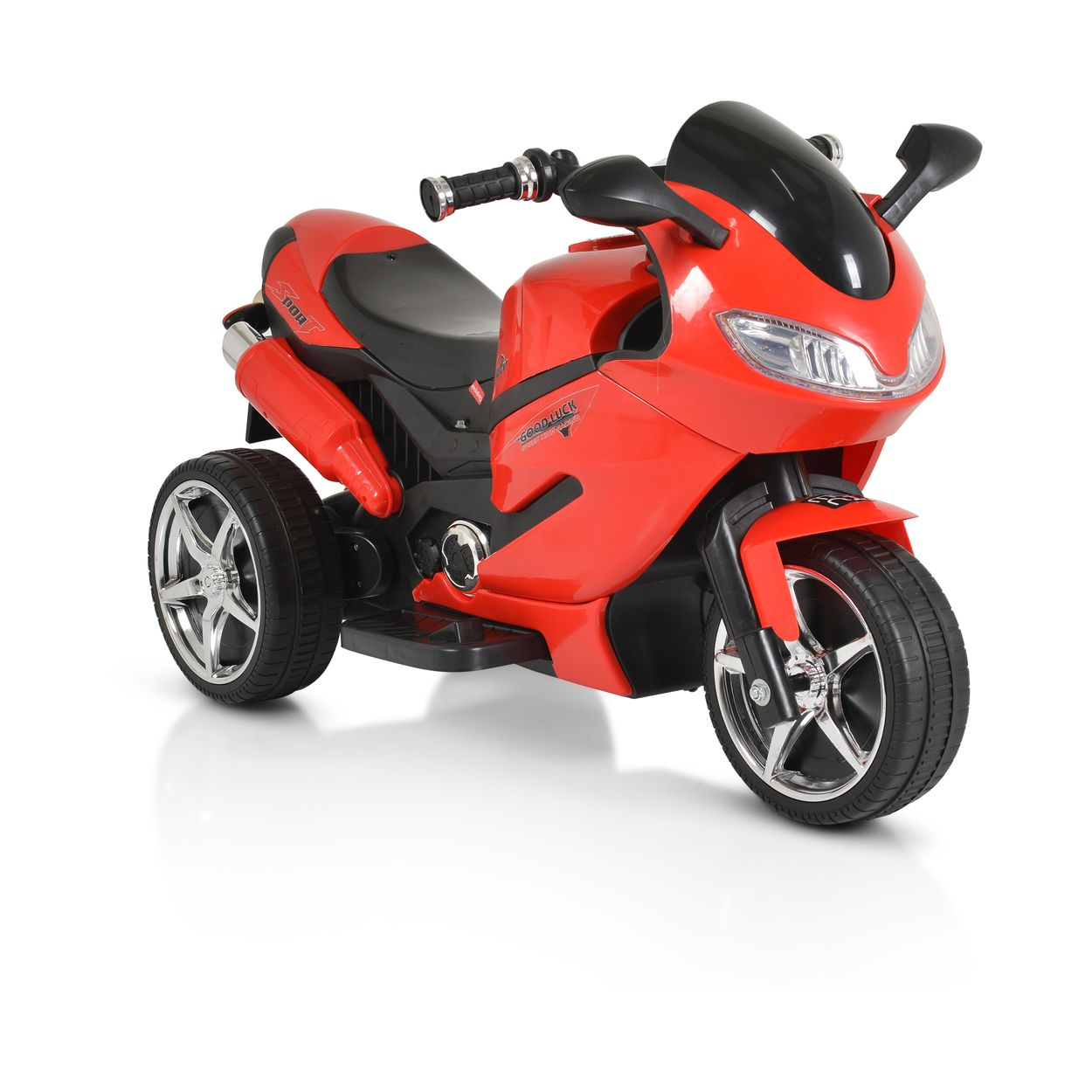 Rotes Spielzeugmotorrad mit drei Rädern. Schwarzer Lenker, Sitz und Räder. Weißer Hintergrund.